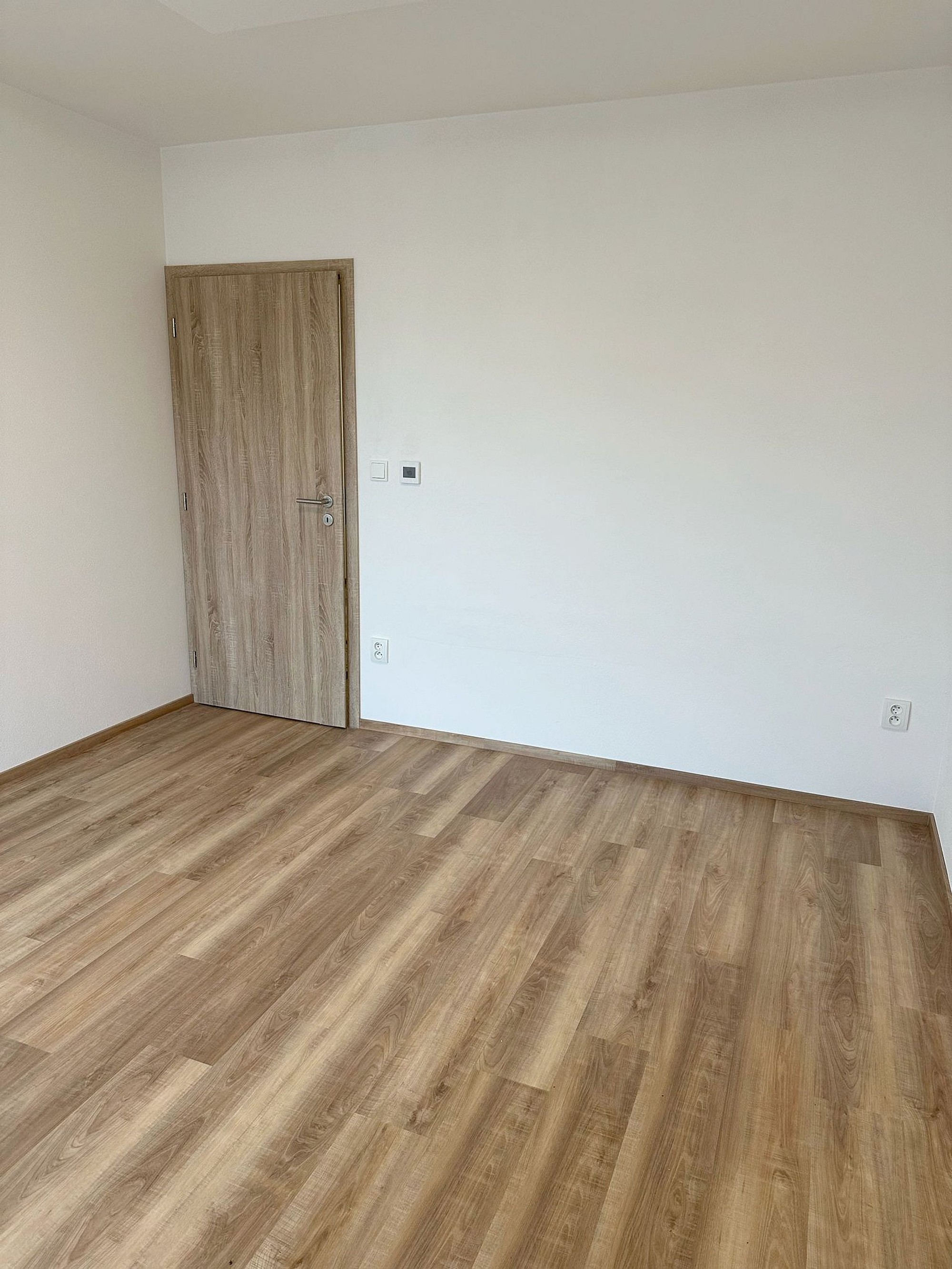 Pronájem novostavby bytu 2+kk se zahradou a gar. stáním v Plzni – Křimicích – foto 8