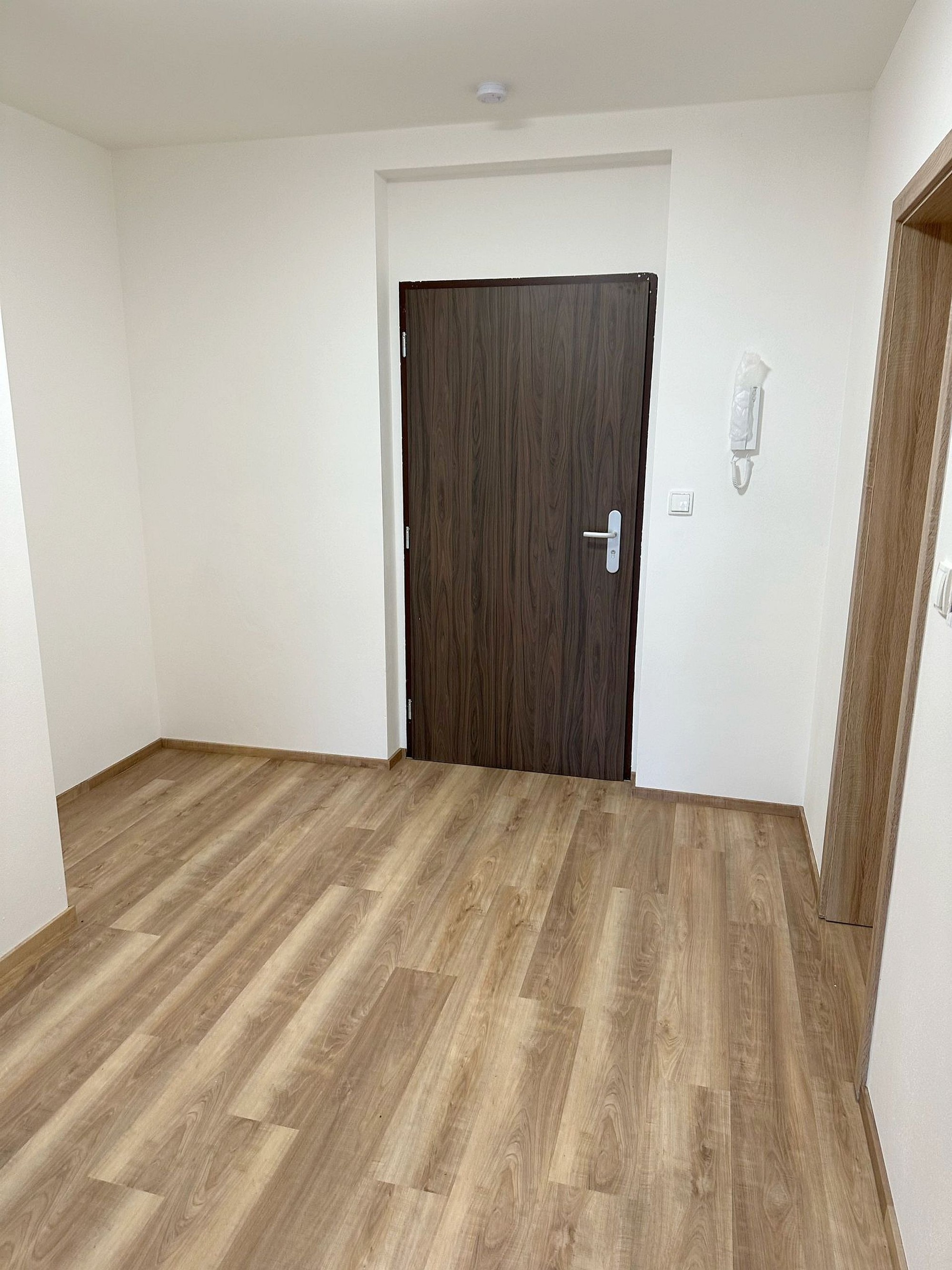 Pronájem novostavby bytu 2+kk se zahradou a gar. stáním v Plzni – Křimicích – foto 9