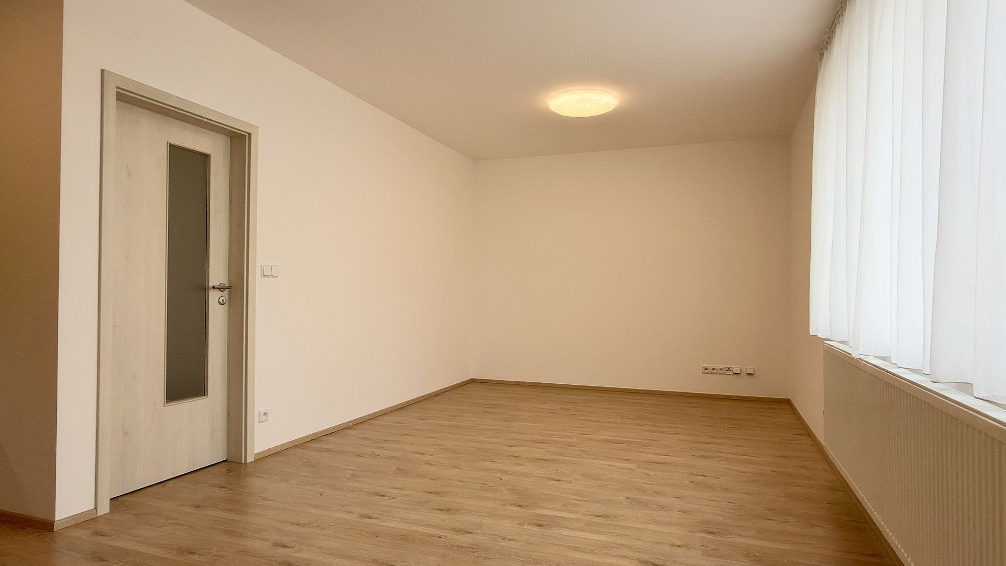Pronájem novostavby bytu 3+kk s balkonem a garážovým parkovacím stáním v Plzni – Černicích – foto 3