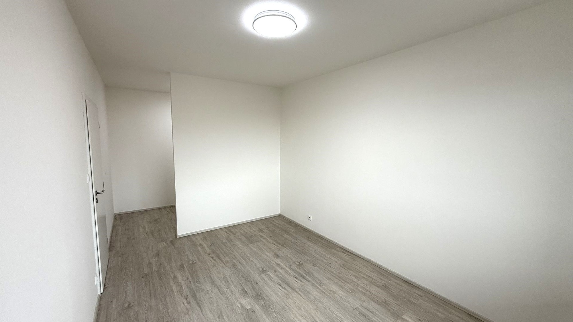 Pronájem novostavby bytu 2+kk s balkonem a garážovým stáním v přímém centru Plzně  – foto 7
