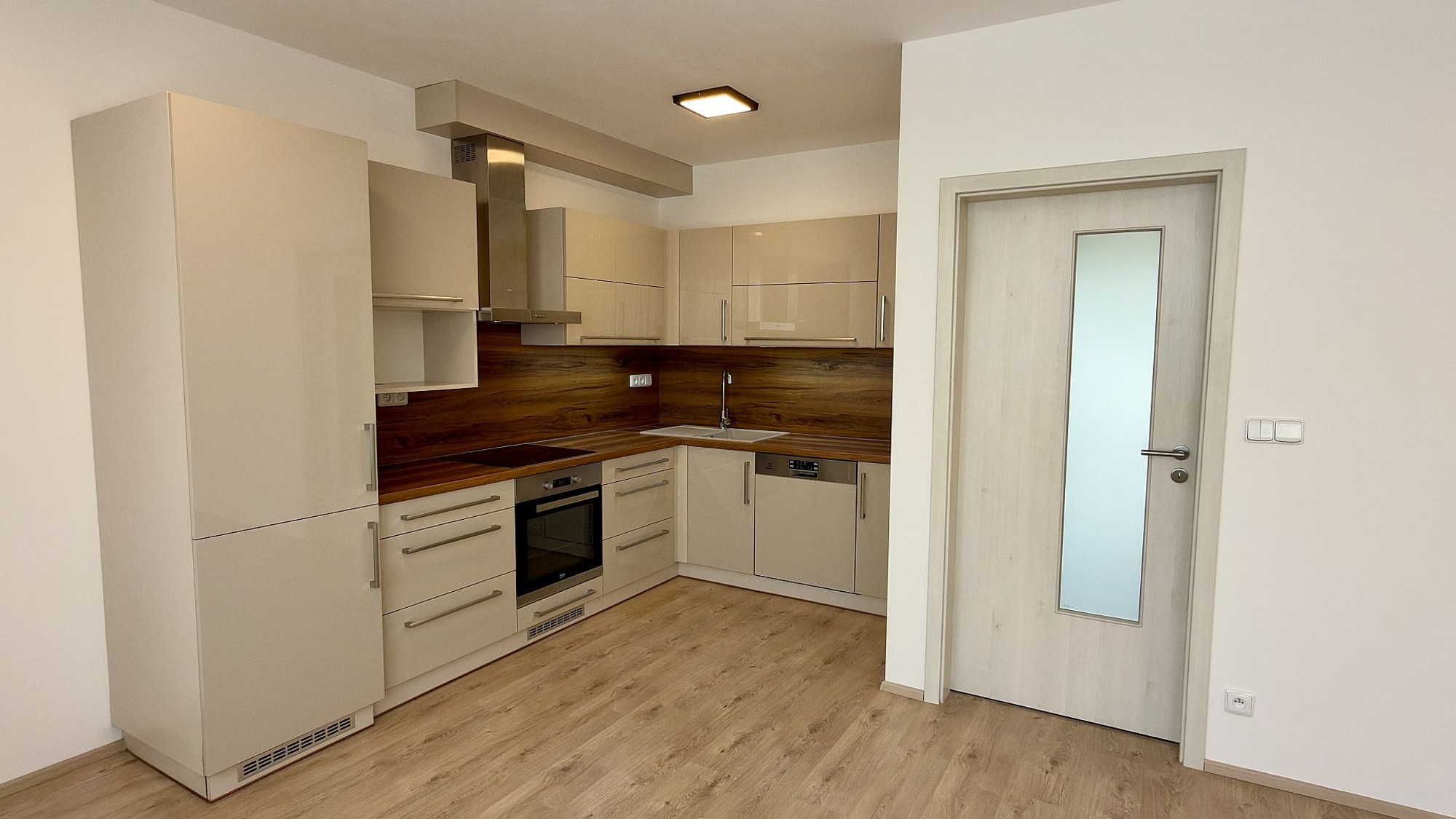 Pronájem novostavby bytu 3+kk s balkonem a garážovým parkovacím stáním v Plzni – Černicích – foto 2