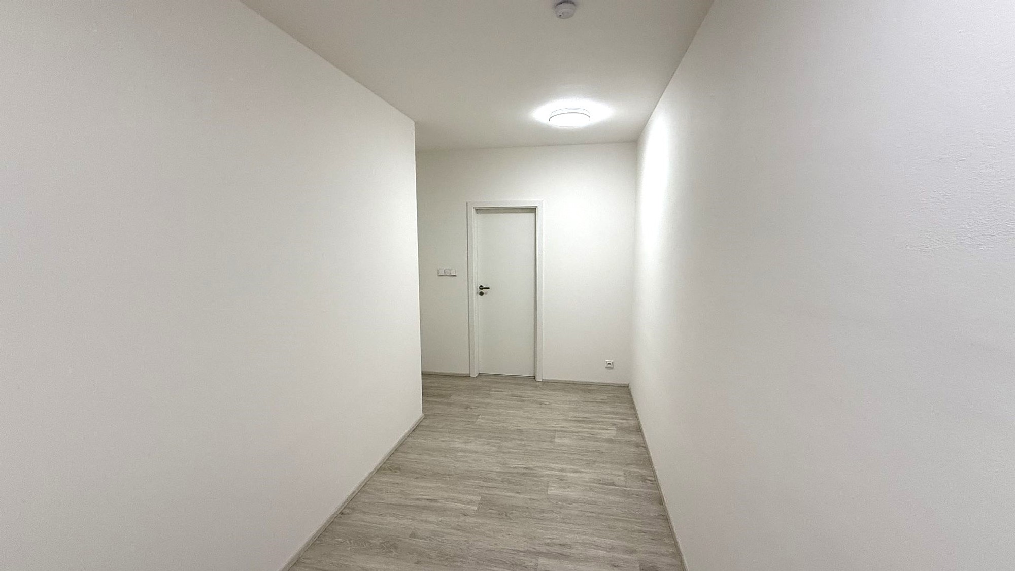 Pronájem novostavby bytu 2+kk s balkonem a garážovým stáním v přímém centru Plzně  – foto 8