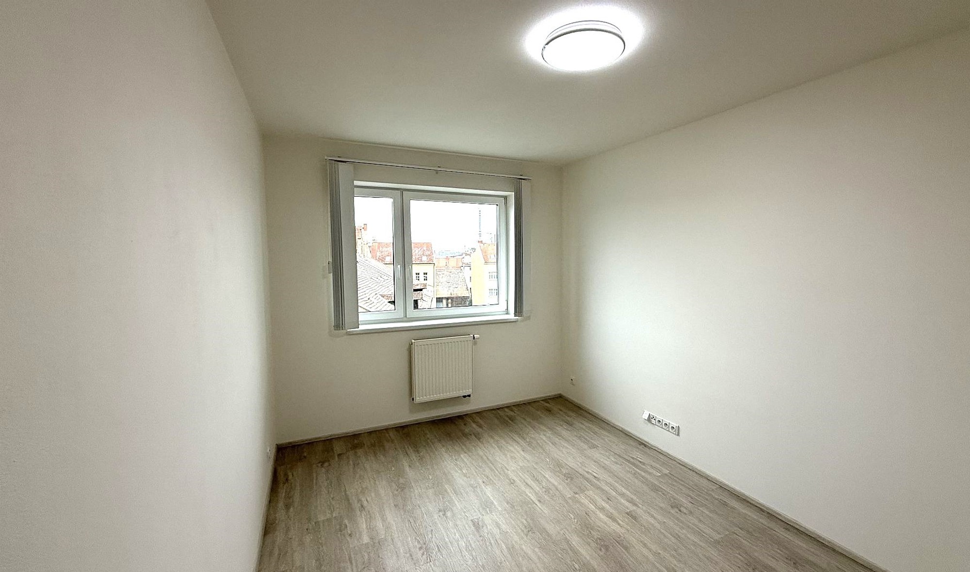Pronájem novostavby bytu 2+kk s balkonem a garážovým stáním v přímém centru Plzně  – foto 6