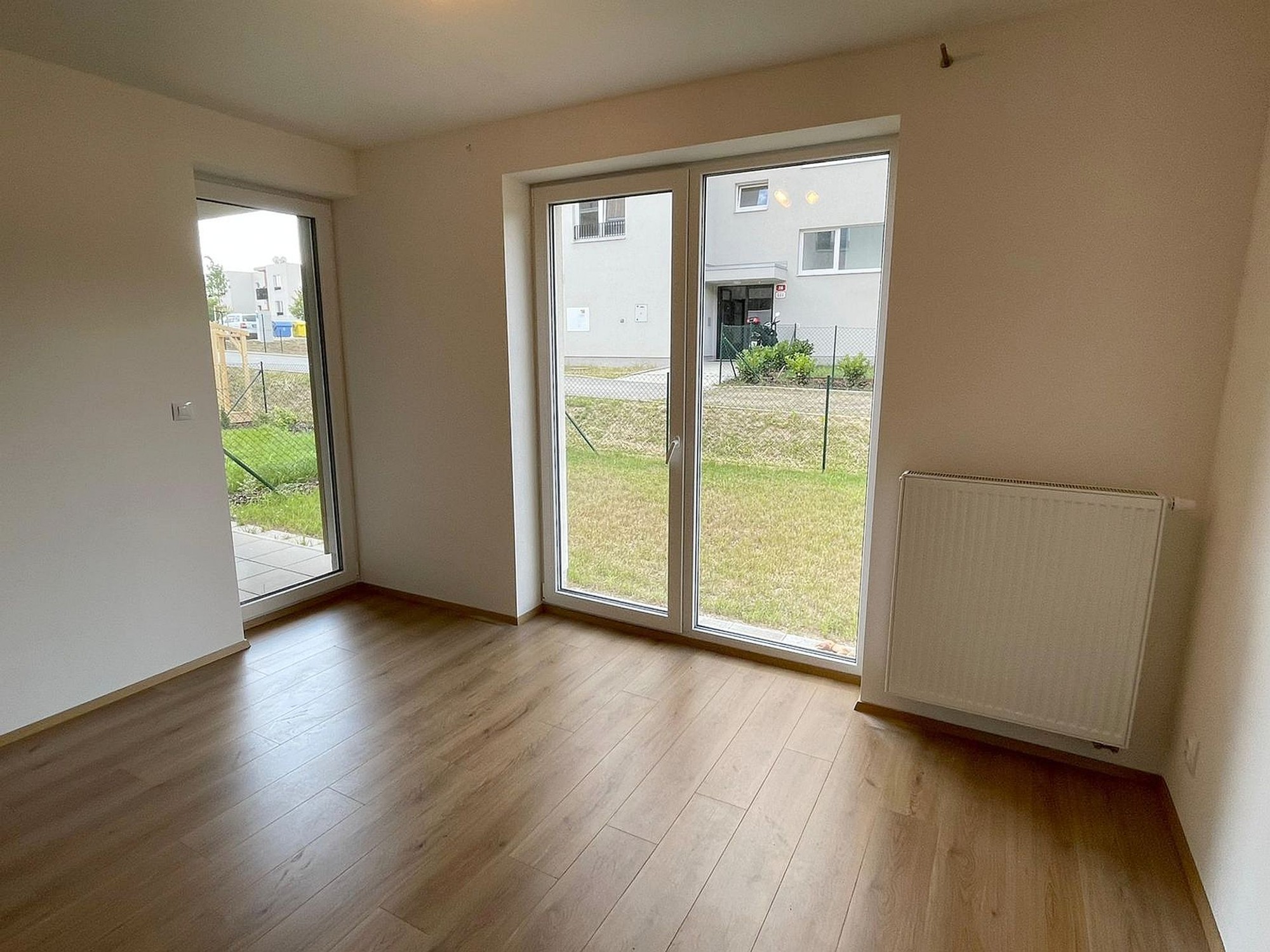 Pronájem novostavby bytu 2+kk s předzahrádkou a dvěma parkovacími stáními v Plzni - Valše – foto 2