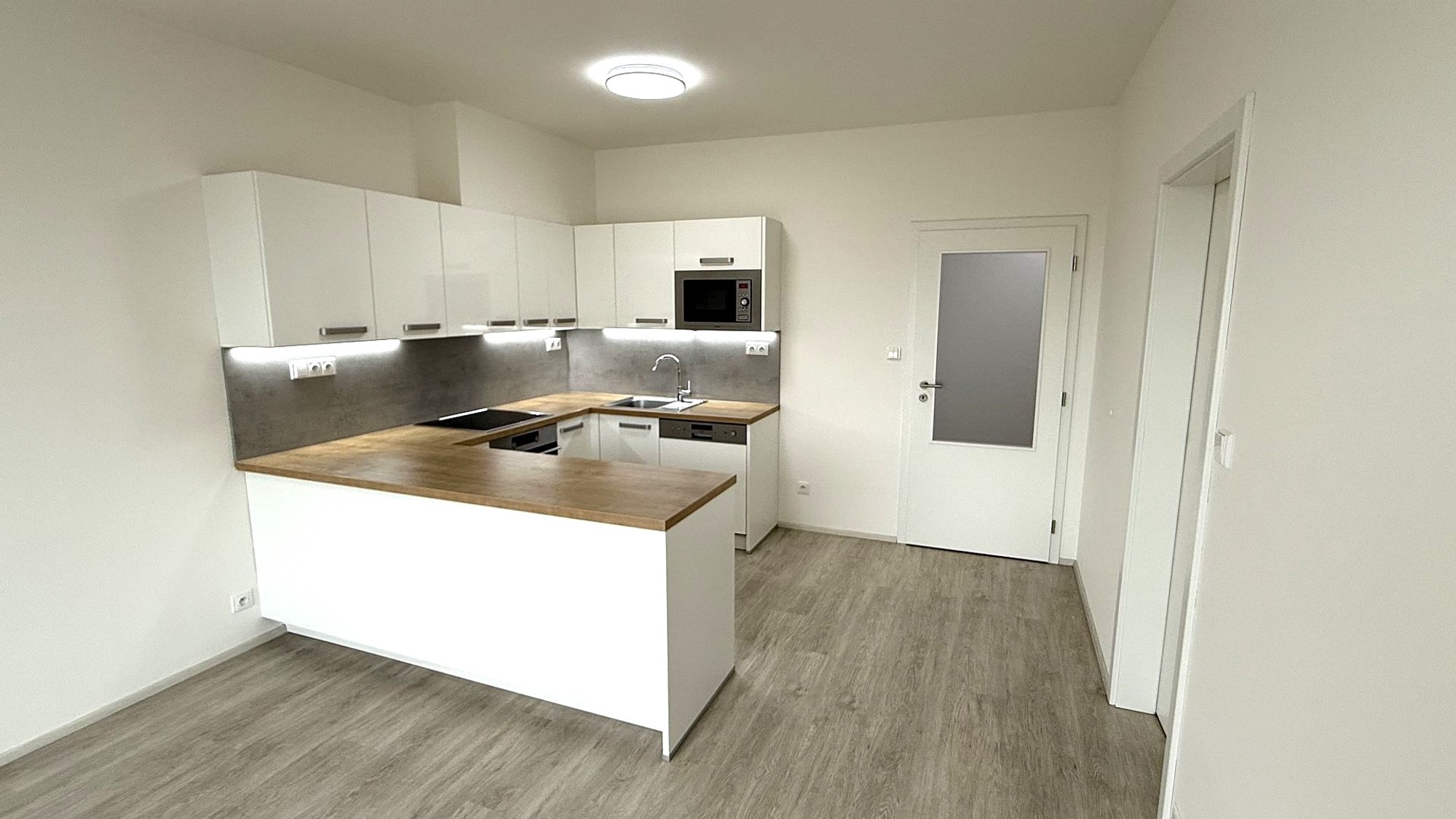 Pronájem novostavby bytu 2+kk s balkonem a garážovým stáním v přímém centru Plzně  – foto 2