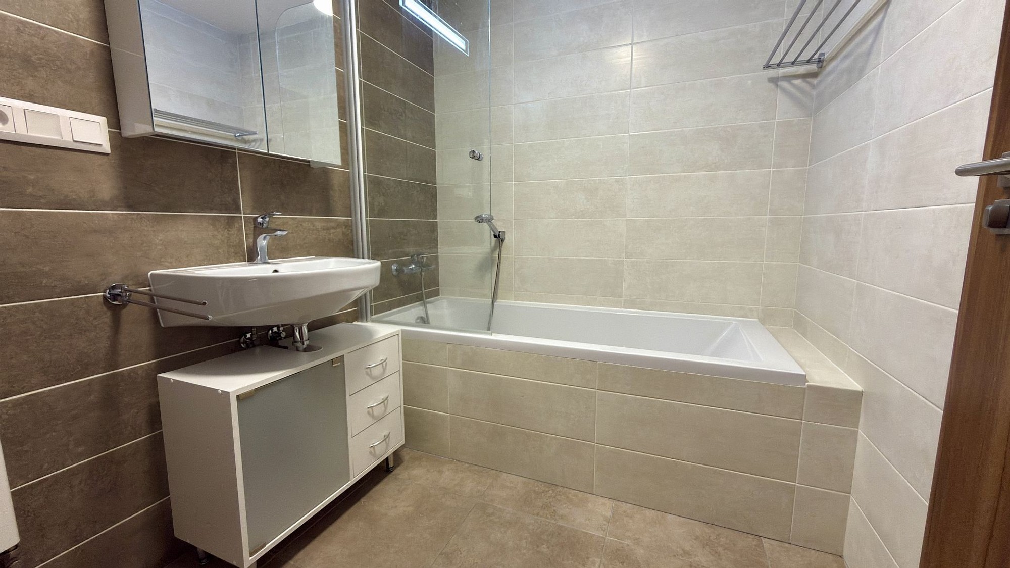 Nabízíme k pronájmu novostavbu bytu 2+kk s balkonem a garážovým stáním v Plzni na Slovanech – foto 4