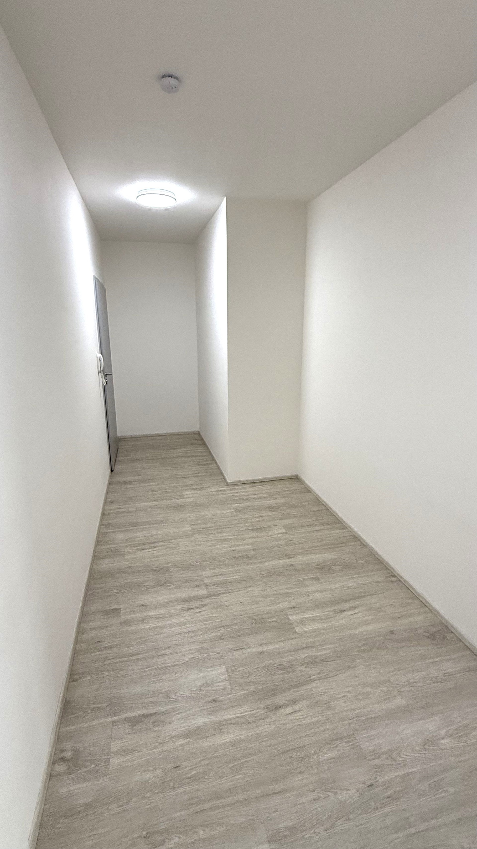 Pronájem novostavby bytu 2+kk s balkonem a garážovým stáním v přímém centru Plzně  – foto 9