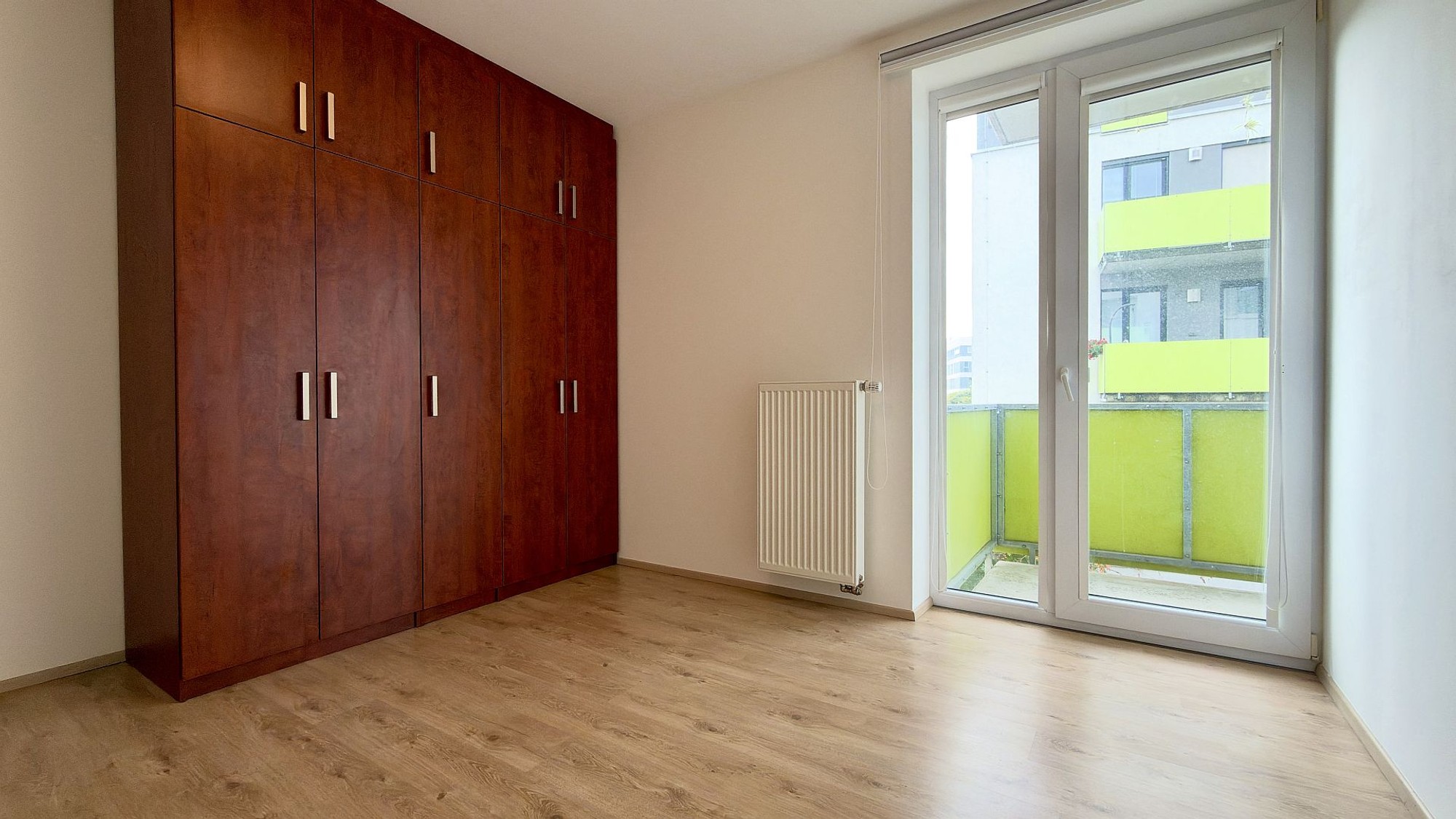 Pronájem novostavby bytu 3+kk s balkonem a garážovým parkovacím stáním v Plzni – Černicích – foto 8