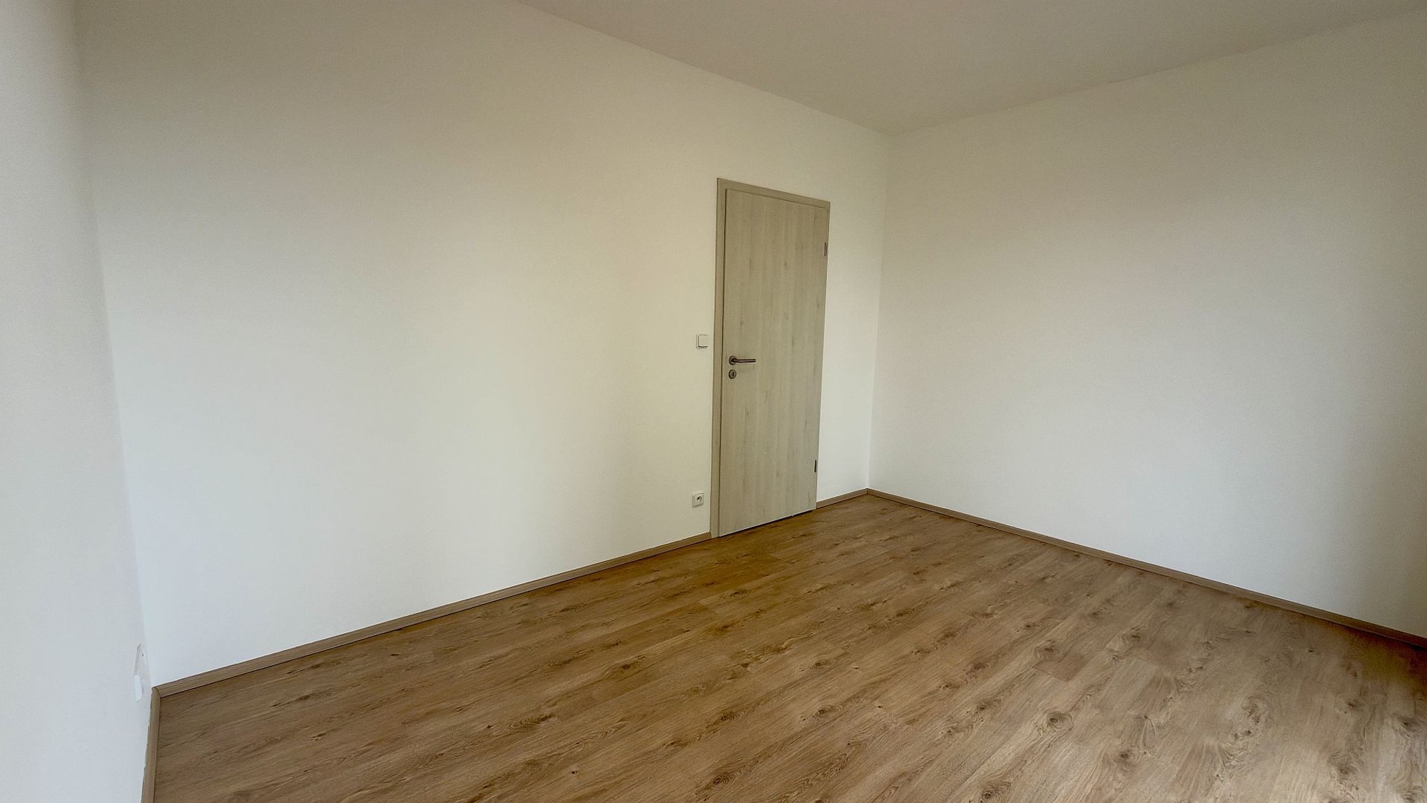 Pronájem novostavby bytu 3+kk s balkonem a garážovým parkovacím stáním v Plzni – Černicích – foto 9