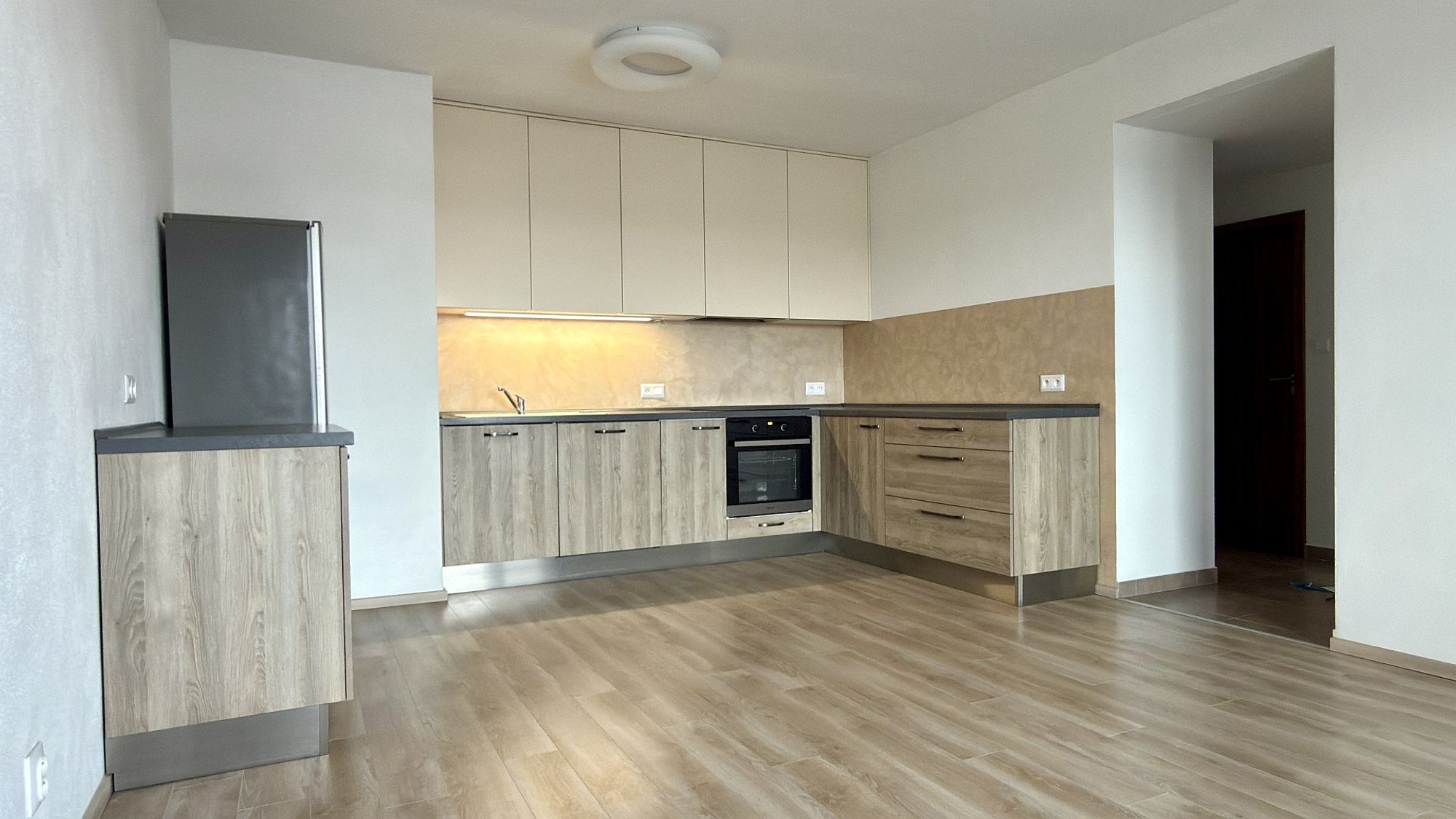 Nabízíme k pronájmu novostavbu bytu 2+kk s balkonem a garážovým stáním v Plzni na Slovanech – foto 2