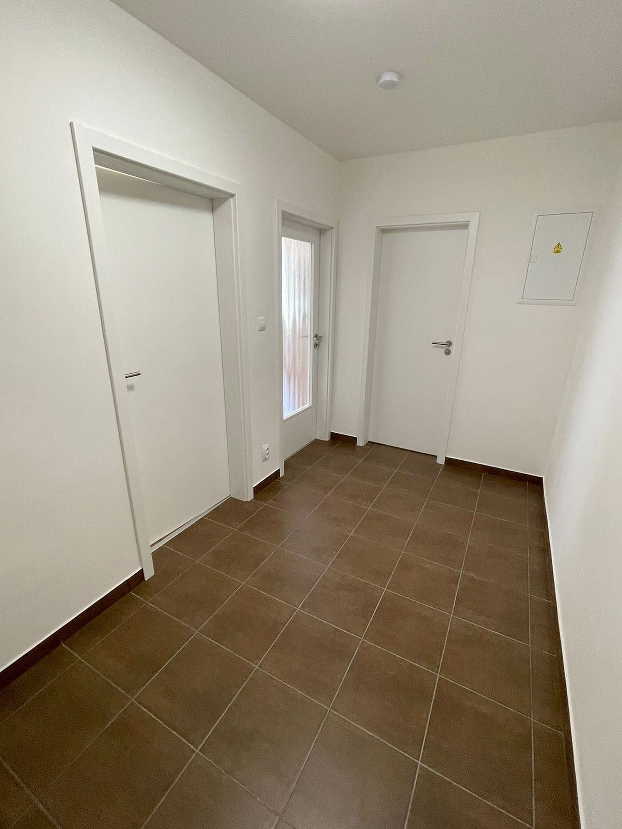 Pronájem novostavby bytu 2+kk s předzahrádkou a dvěma parkovacími stáními v Plzni - Valše – foto 8