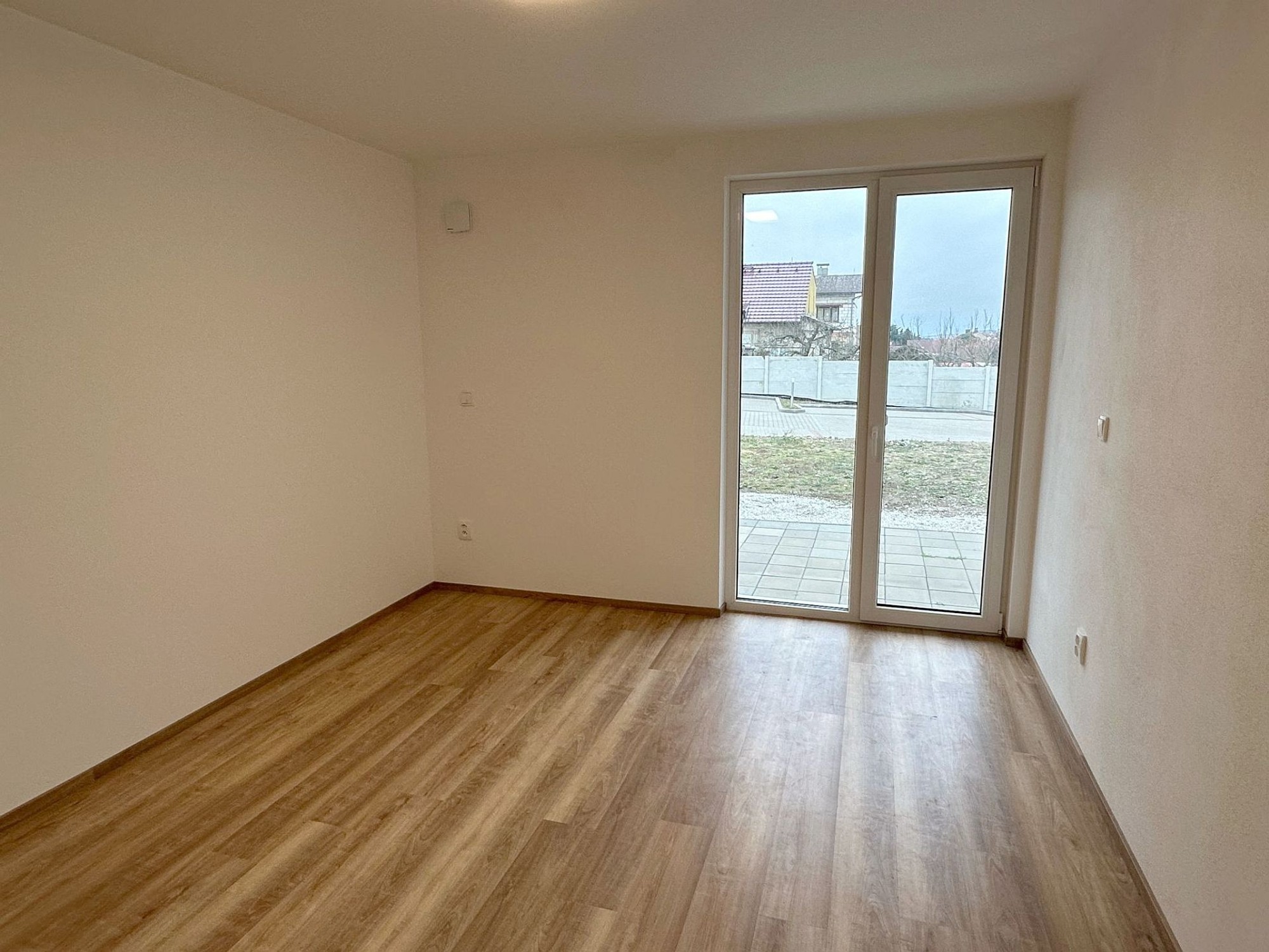Pronájem novostavby bytu 2+kk se zahradou a gar. stáním v Plzni – Křimicích – foto 7