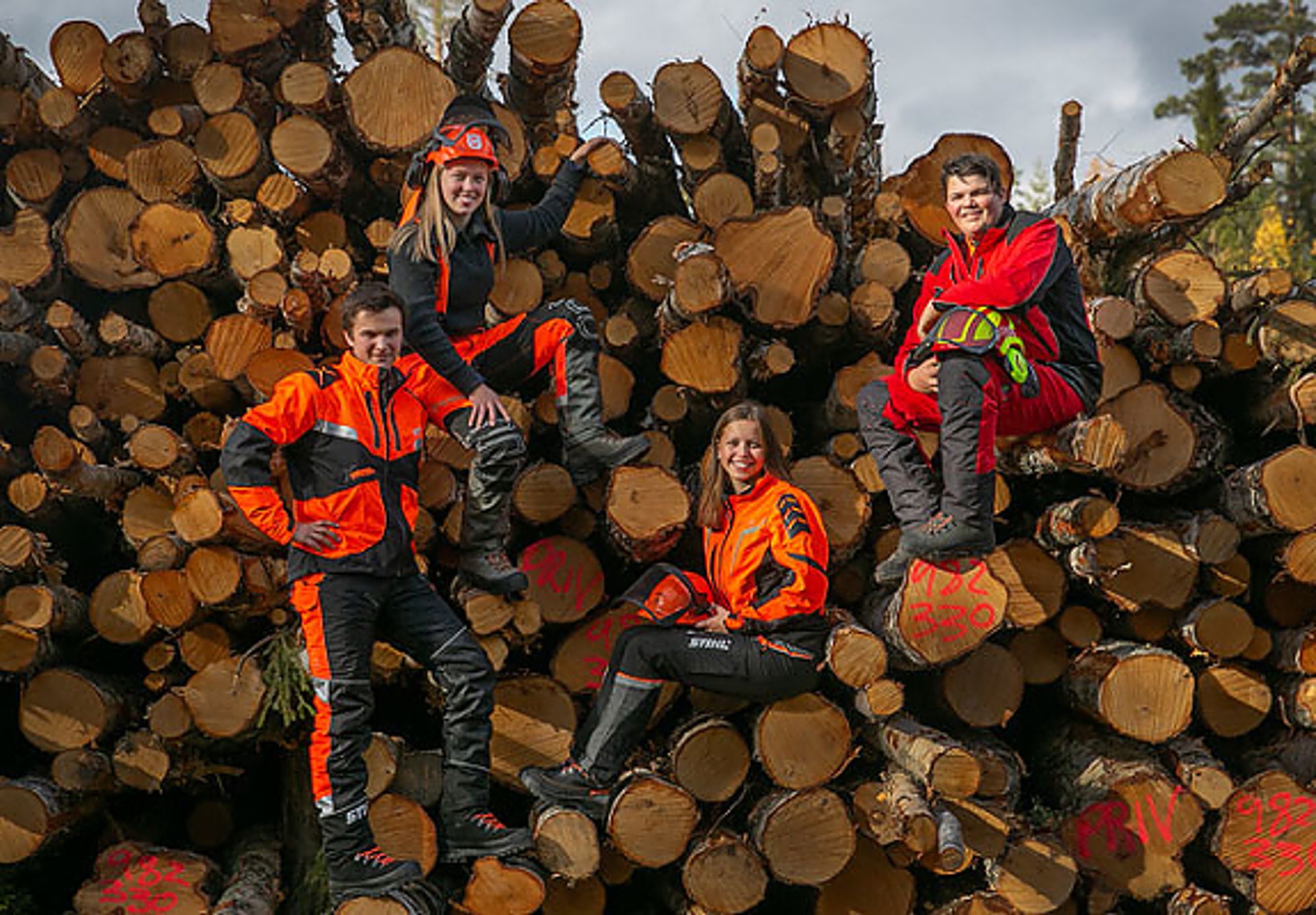 Andreas i Stihls X-TREEmserie og støvler fra Stihl. Marte har på seg buksa Husquarna Technical Extreme, samt hjelm og støvler også fra Husquarna. Ingeborg har Stihls Xvent jakke, og Stihls Xlight bukse. Hjelm og støvler fra Stihl. Einar har Arborist jakke og bukse fra Pfanner, som levers av Antons Timber. Hjelmen av typen Protos (Antons Timber) og støvler fra Husquarna. Foto: Stian Nybru