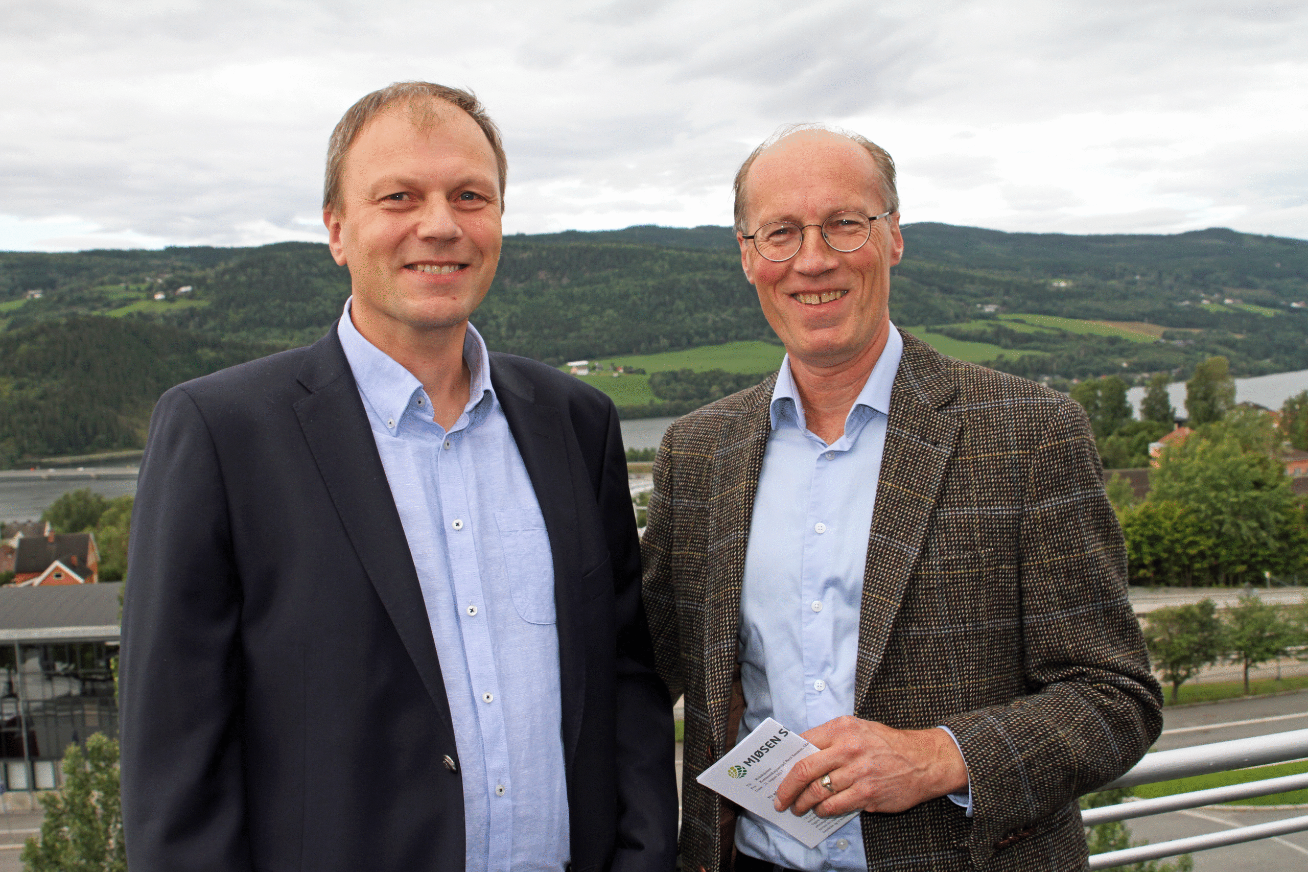 Steffen Skolseg (t.v.) er ansatt som ny adm. dir. i Mjøsen Skog. Styreleder Terje Uggen er svært fornøyd med å få Skolseg med på laget.