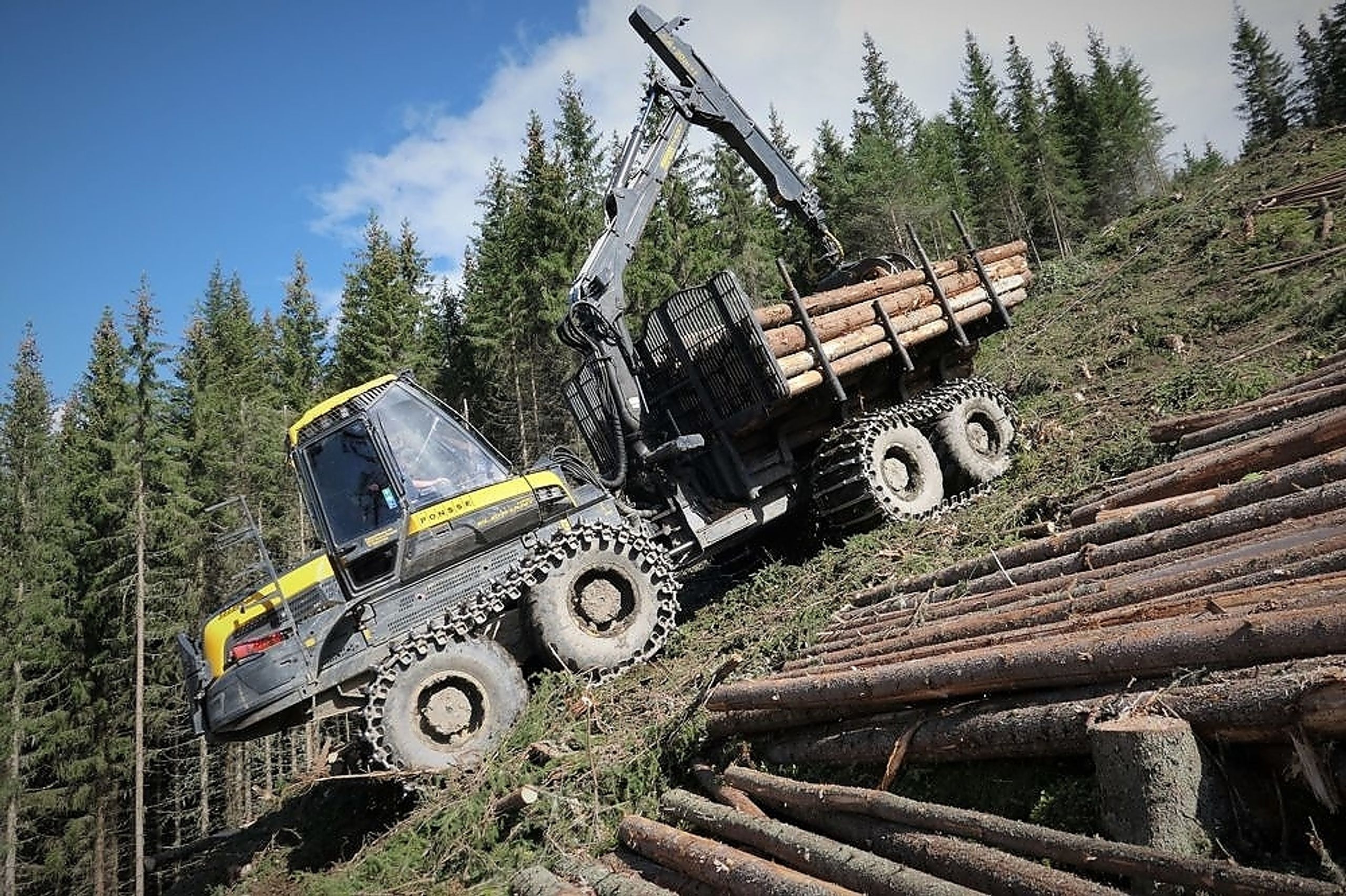 Med en totalvekt på opptil 45 tonn og 44 graders utforbakke er det greit å kunne stole på vinsjen som både slipper deg ut og trekker deg tilbake på en kontrollert måte. Foto: Roar Ree Kirkevold