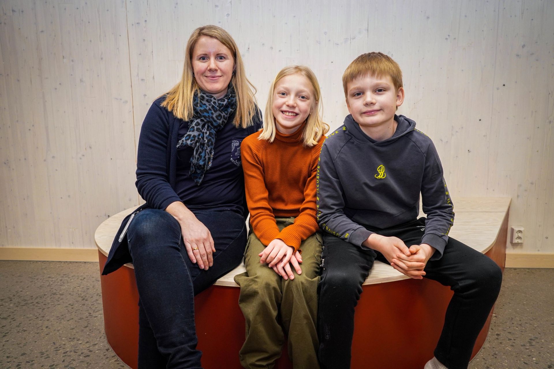 Lærer Ingeborg Høistad sammen med elevene Margrete Hangård og Ola Flesvig på Ydalir skole.