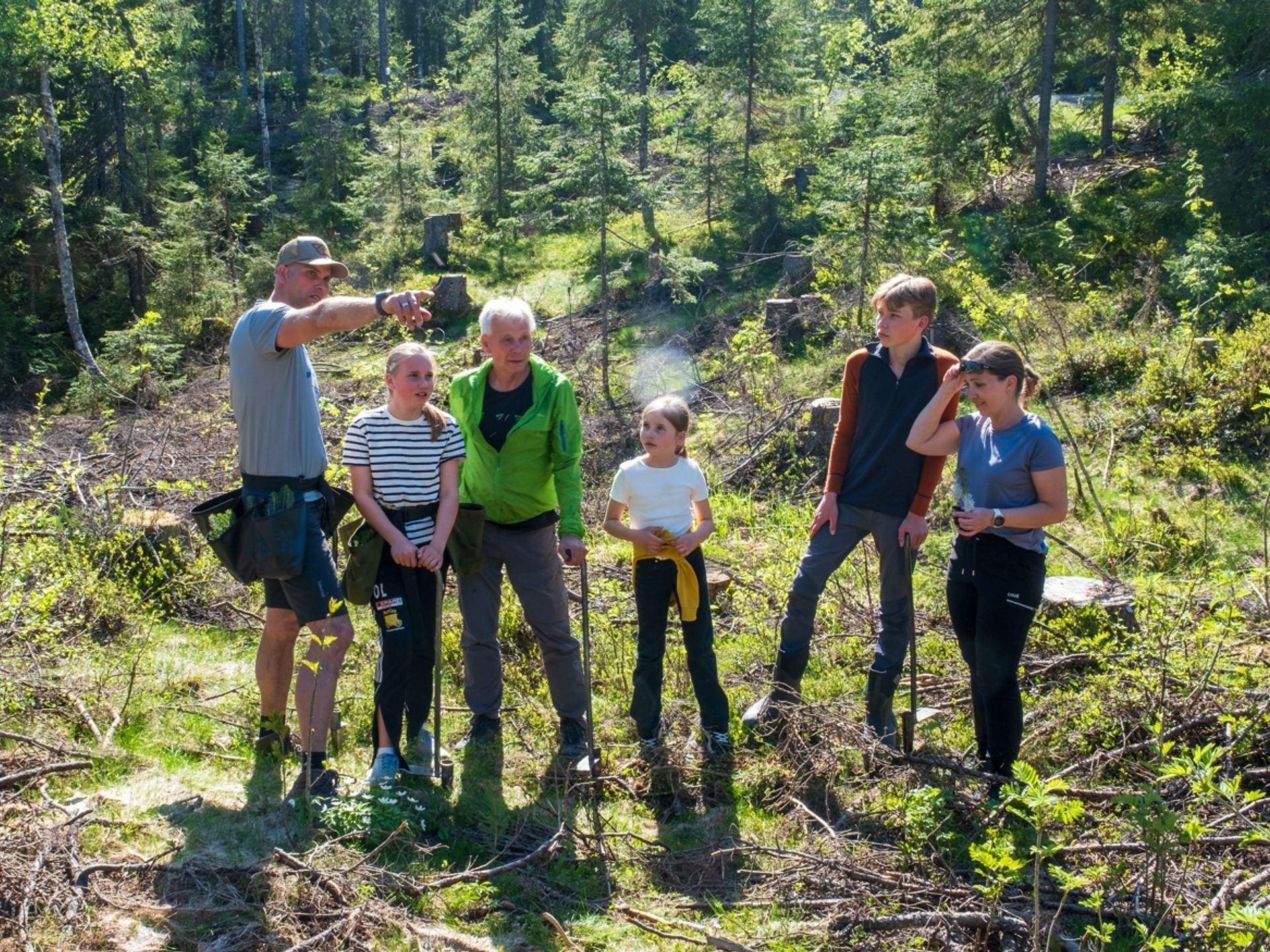 Familien Lindsverk på skogplanting. Fra venstre: Ole Reidar, Oline (12), Arne, Oda Elise (8), Oliver (14) og Tone. Foto: Ragnhild Erevik Fosse