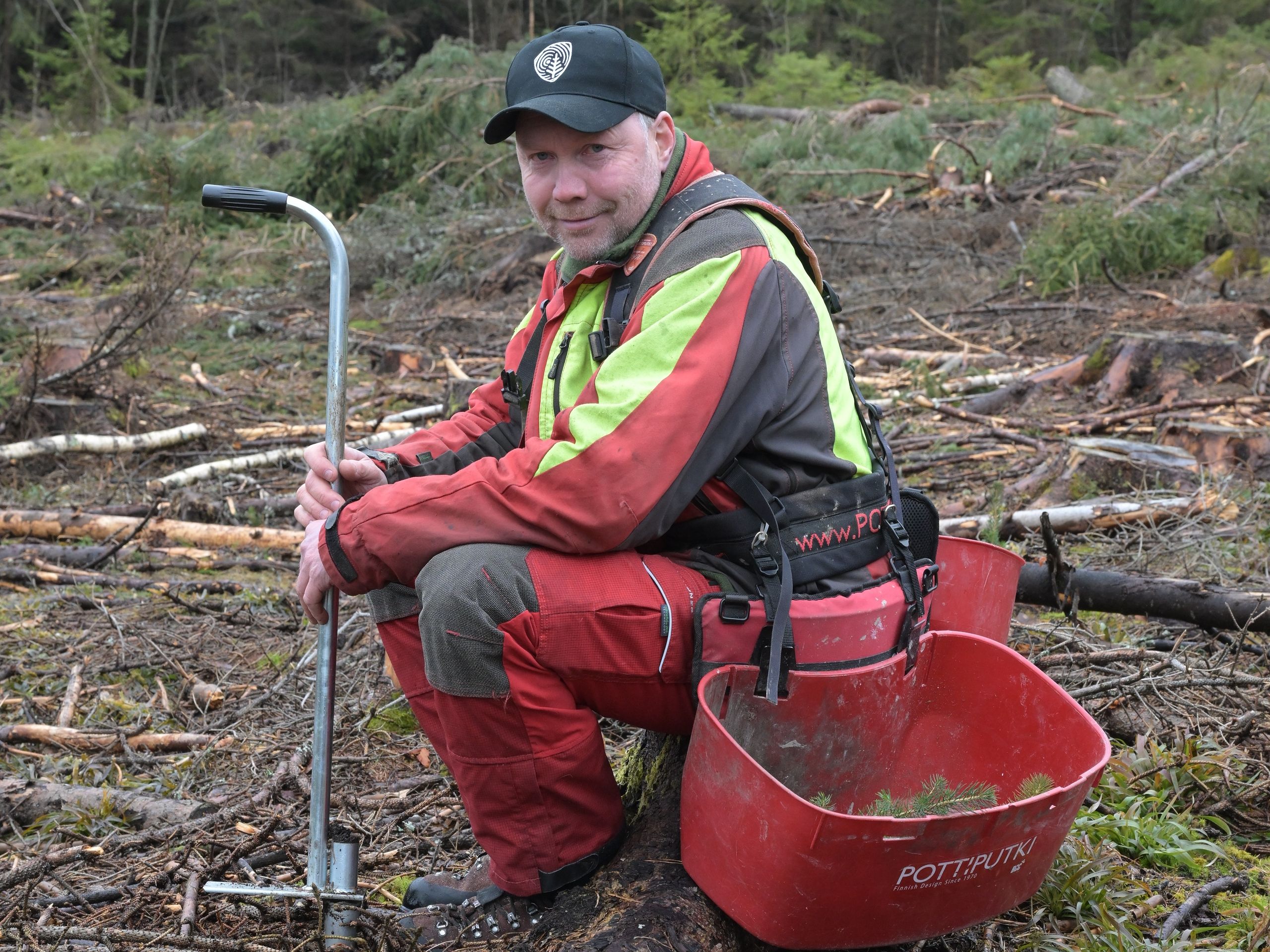 Peder Flesjø er skogeier, skogsarbeider og instruktør i Skogkurs, og han planter tusenvis av planter hvert år.