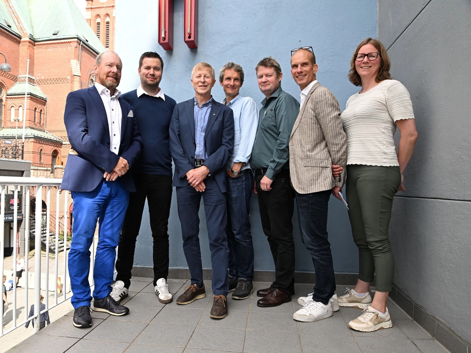 Fra venstre: Christian Anton Smedshaug i AgriAnalyse, skogminister Geir Pollestad (Sp), Per Skorge i Norges Skogeierforbund, Truls Gulowsen i Naturvernforbundet, Christian Steel i Sabima, Even Bergseng i NORSKOG og Gunnhild Søgaard fra NIBIO.