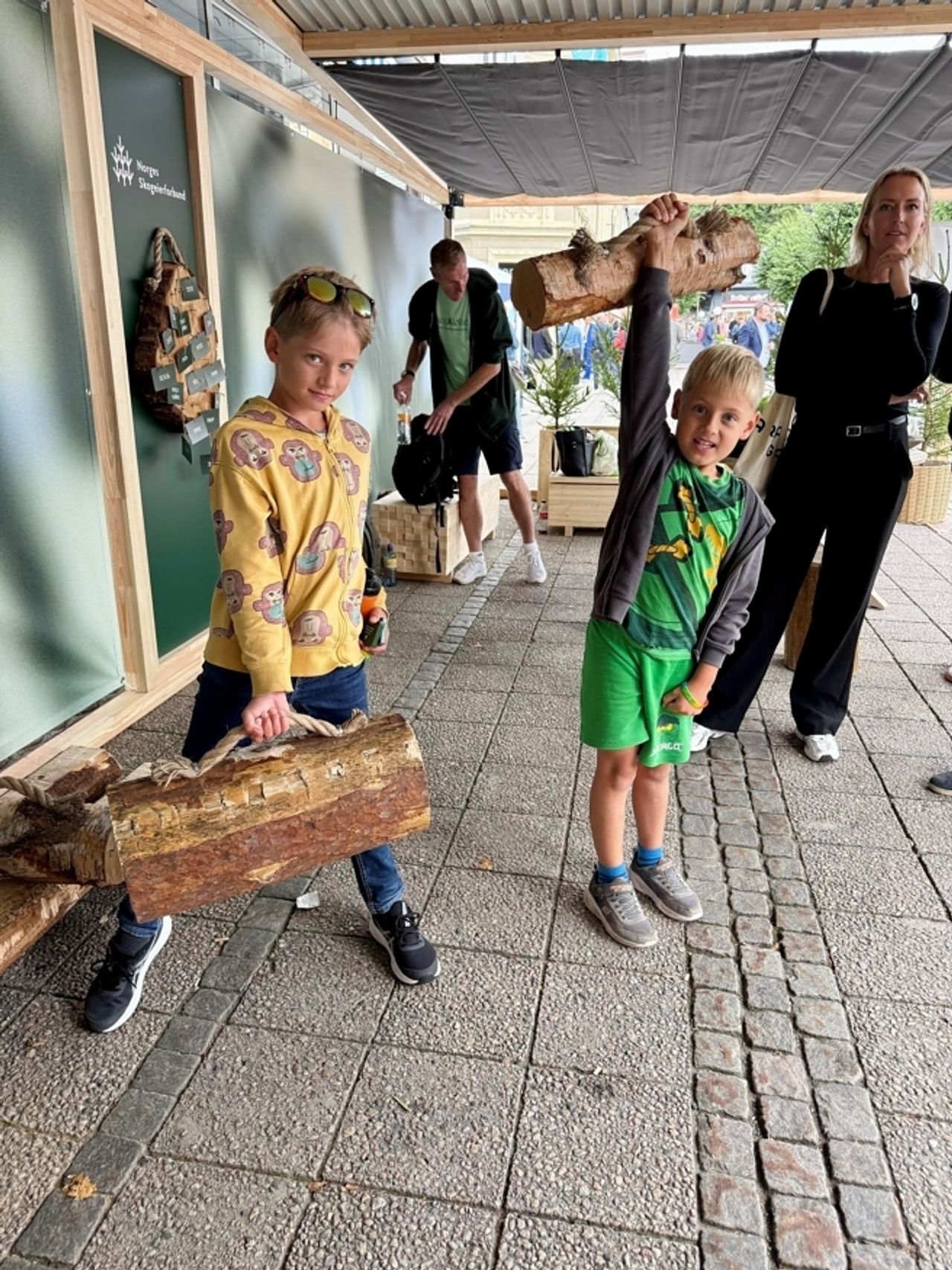 Standen engasjerte både unge og voksne, politikere og øvrig publikum. Så mange rå løft for skogen! Foto: Hanne Røn Arntsen