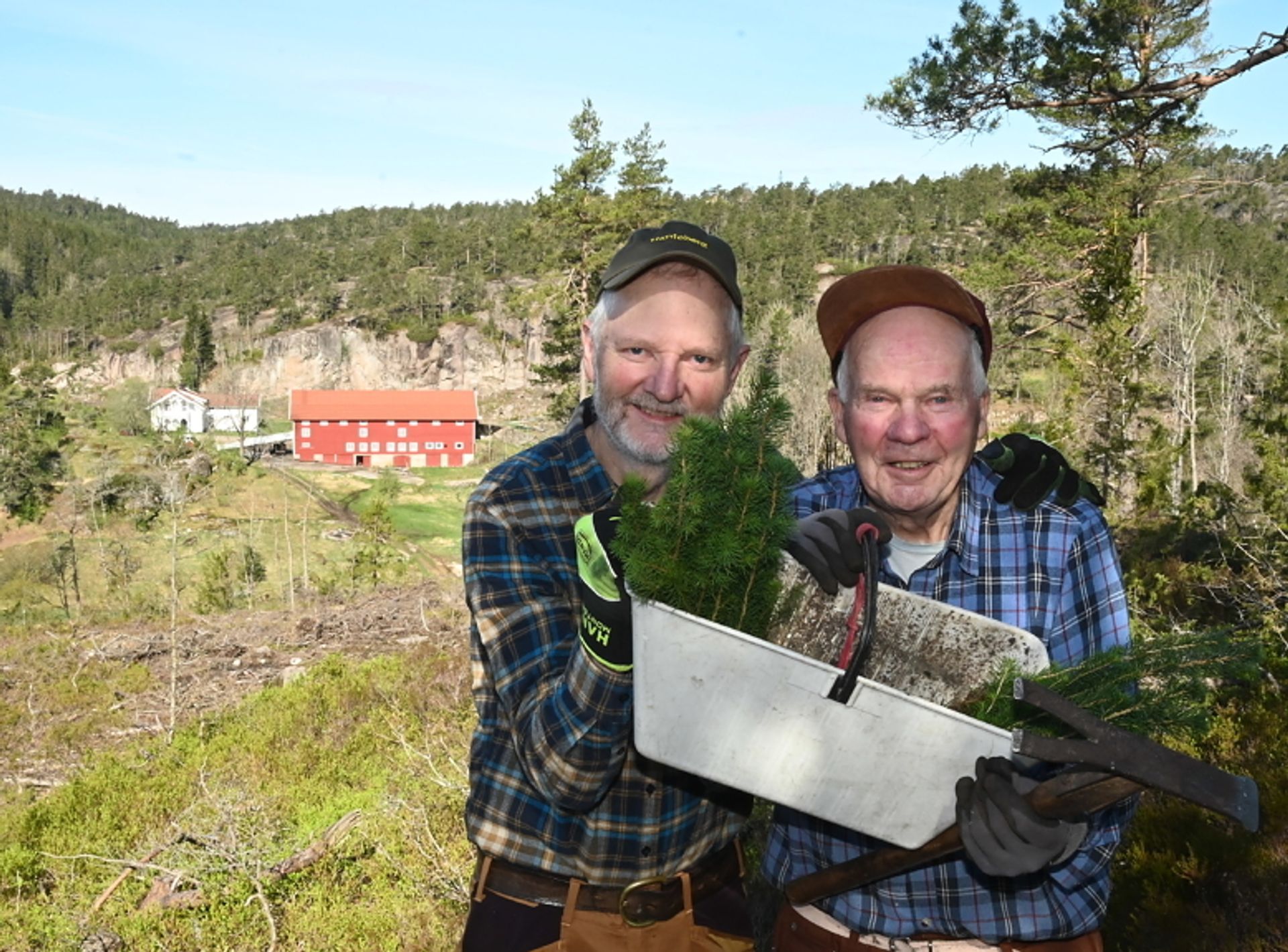 Nåværende eier Svein Per Hardeberg og Olav Hardeberg alltids tid til en god prat om skog og livets viderverdigheter.