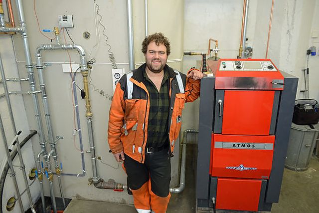 Martin Tronslien vurderte både å bore etter varme og å installere solcellepanel på låvetaket, men valgte til slutt å installere en vedfyr i et eget fyrhus på låven.