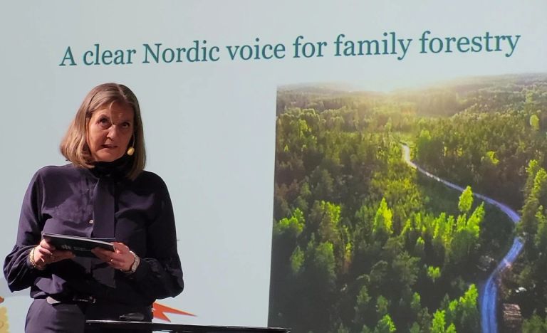 Heidi Hemstad på scenen under konferansen.