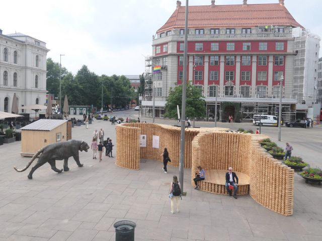 Midt i asfaltjungelen på Jernbanetorget i Oslo sentrum kan du nå se denne installasjonen i tre.