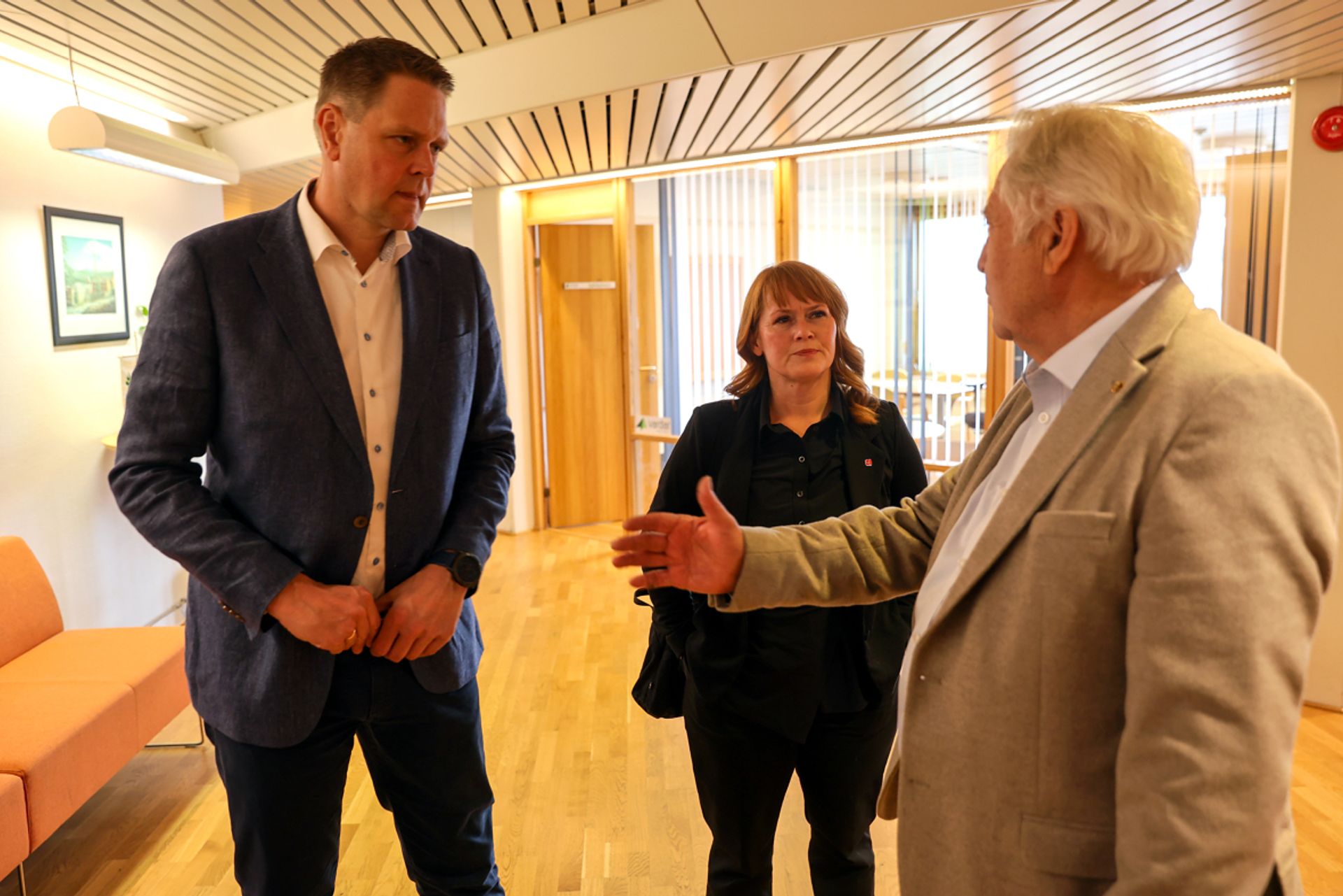 KJEMPER FOR VIKTIG INDUSTRI: Harald Solberg, administrerende direktør i NHO-foreningen Norsk Industri, LO-leder Kine Asper Vistnes og Viken Skogs styreleder Olav Breivik i prat i forkant av møtet. Foto: Bjørn H. Pettersen.
