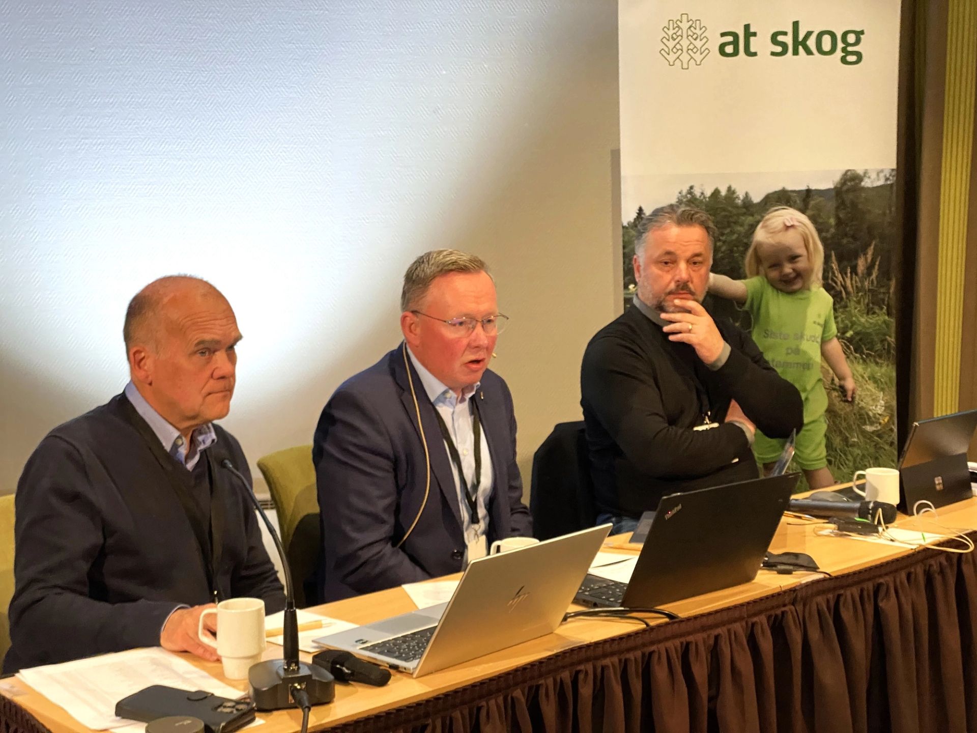 Simon Thorsdal, Olav Veum og Anders Øynes under årsmøtet til AT Skog.