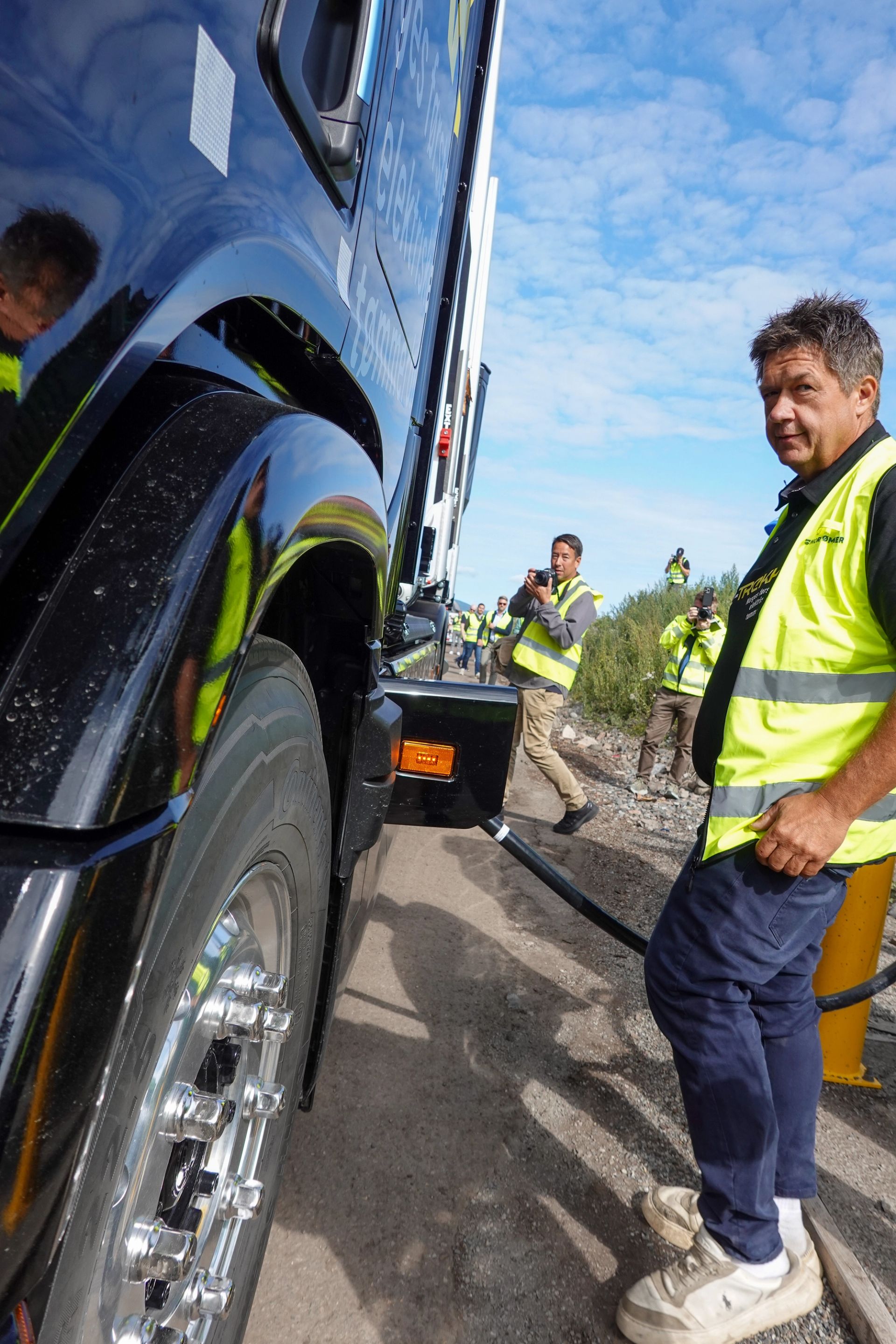 Ole Ketil Eidal lader den elektriske tømmerbilen