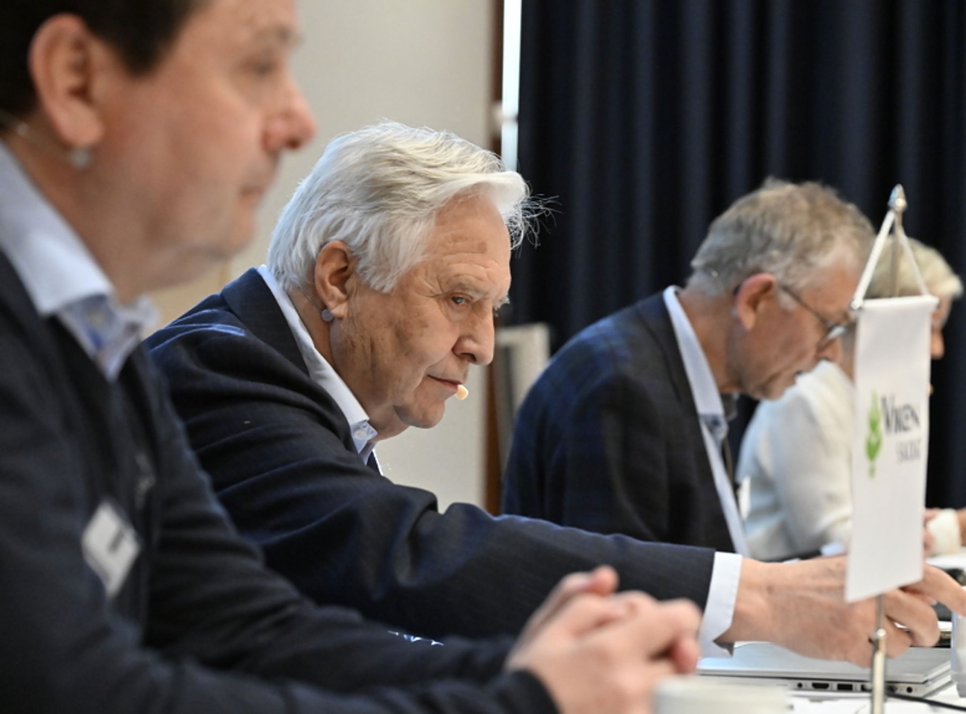 Styreleder for ellevte gang, Olav Breivik, griper etter kaffekoppen på podiet foran årsmøtet.