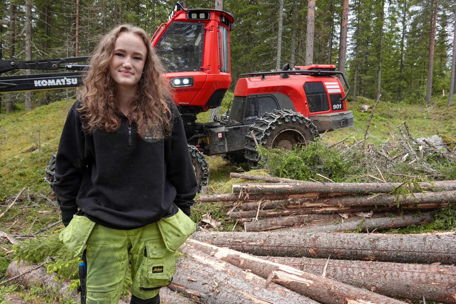 Aller best liker Sigrid å kjøre hogstmaskin. Da gjerne en som er enda større enn den i bakgrunn. Den røde Komatsu-hoggeren bruker hun å kalle "Mopeden".