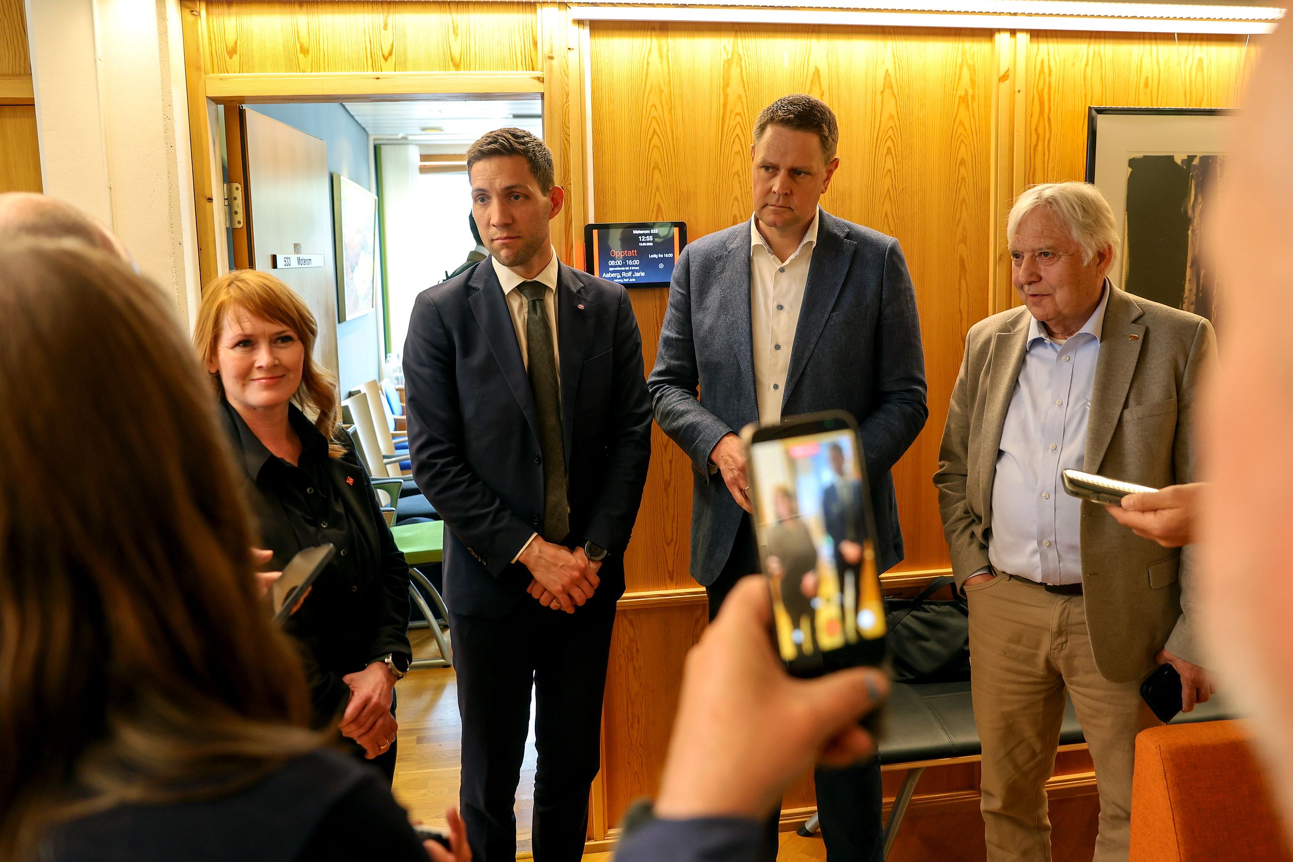 VIL SI JA: LO-leder Kine Asper Vistnes, klima- og miljøminister Andreas Eriksen, Norsk Industri-leder Harald Solberg og Viken Skogs styreleder Olav Brevik møtte pressen etter det lukkede dialogmøtet om utslippstillatelse for den planlagte tremassefabrikken i Hønefoss.