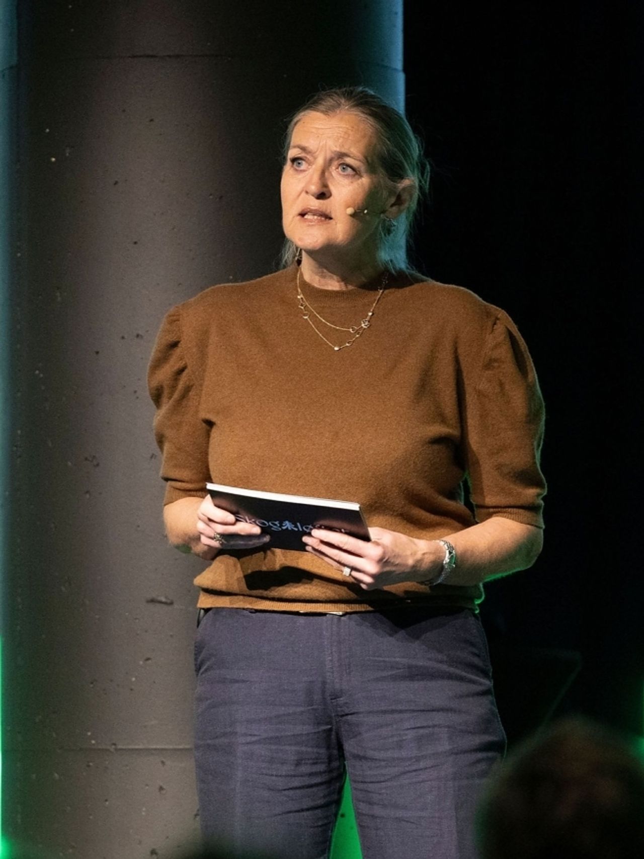 Styreleder i Norges Skogeierforbund, Heidi Hemstad, presenterte Skogløftene fra scenen. Foto: Espen Solli