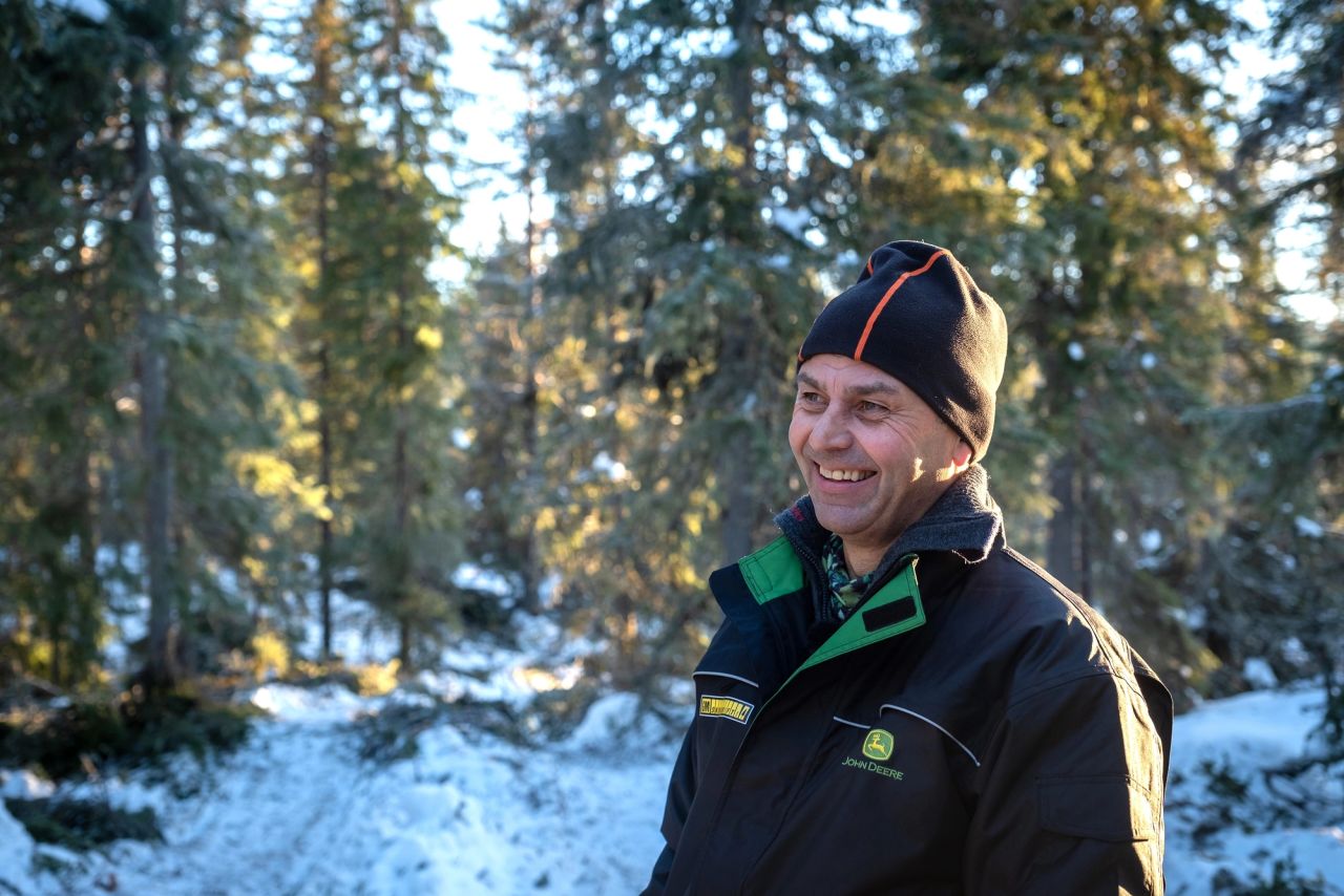 MINNER OM TYNNING: - Jeg tror det vil bli mer lukka hogst i framtida, men det egner seg ikke alle steder. Så vi må finne de områdene hvor det er fornuftig å gjøre det, sier Morten Hammer. Foto: Ragnhild Erevik Fosse