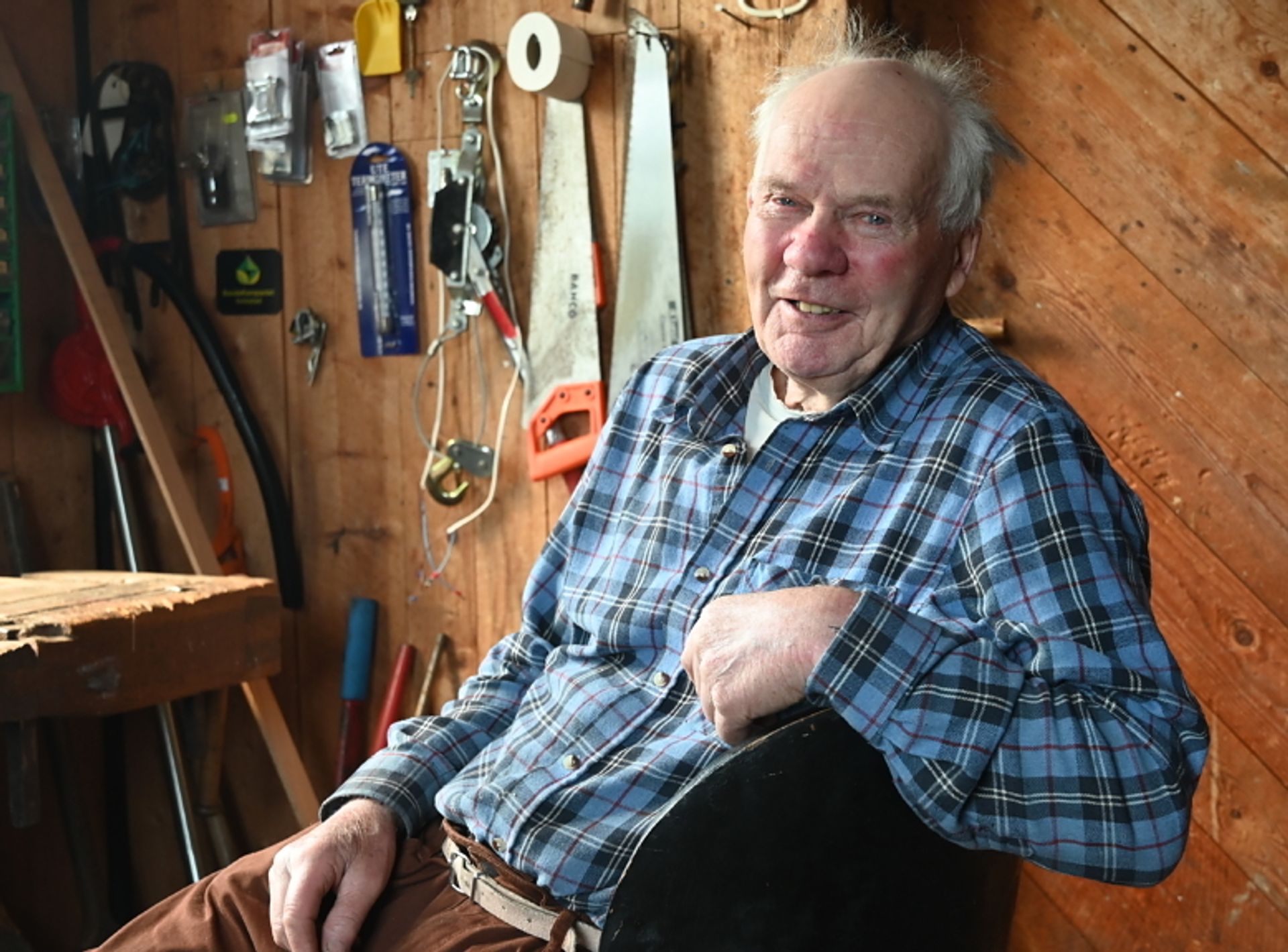 – Gamle folk og gamle biler kan sammenlignes. Begge må være jevnlig i bruk. Hvis ikke ruster de og forsvinner, sier Olav.