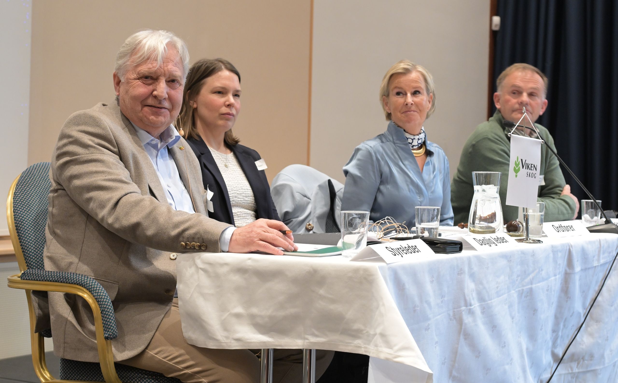Fra venstre: Olav Breivik (styreleder), Vibeke Tronrud Teslo-Andersen (kostituert daglig leder), Mona T. Tholin (årsmøtets ordfører) og Knut Olav Omholt, (årsmøtets varaordfører).