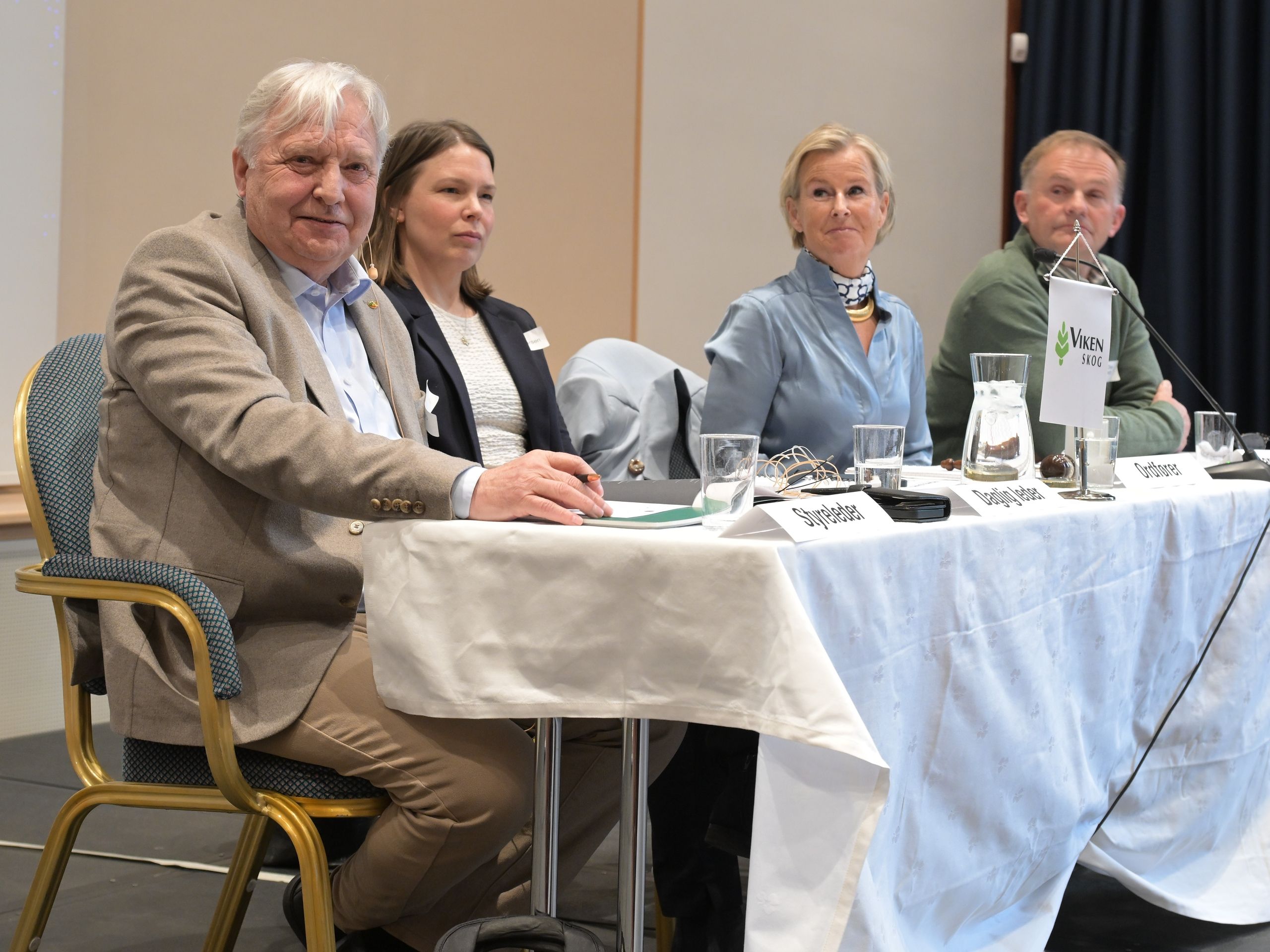 Fra venstre: Olav Breivik (styreleder), Vibeke Tronrud Teslo-Andersen (kostituert daglig leder), Mona T. Tholin (årsmøtets ordfører) og Knut Olav Omholt, (årsmøtets varaordfører).