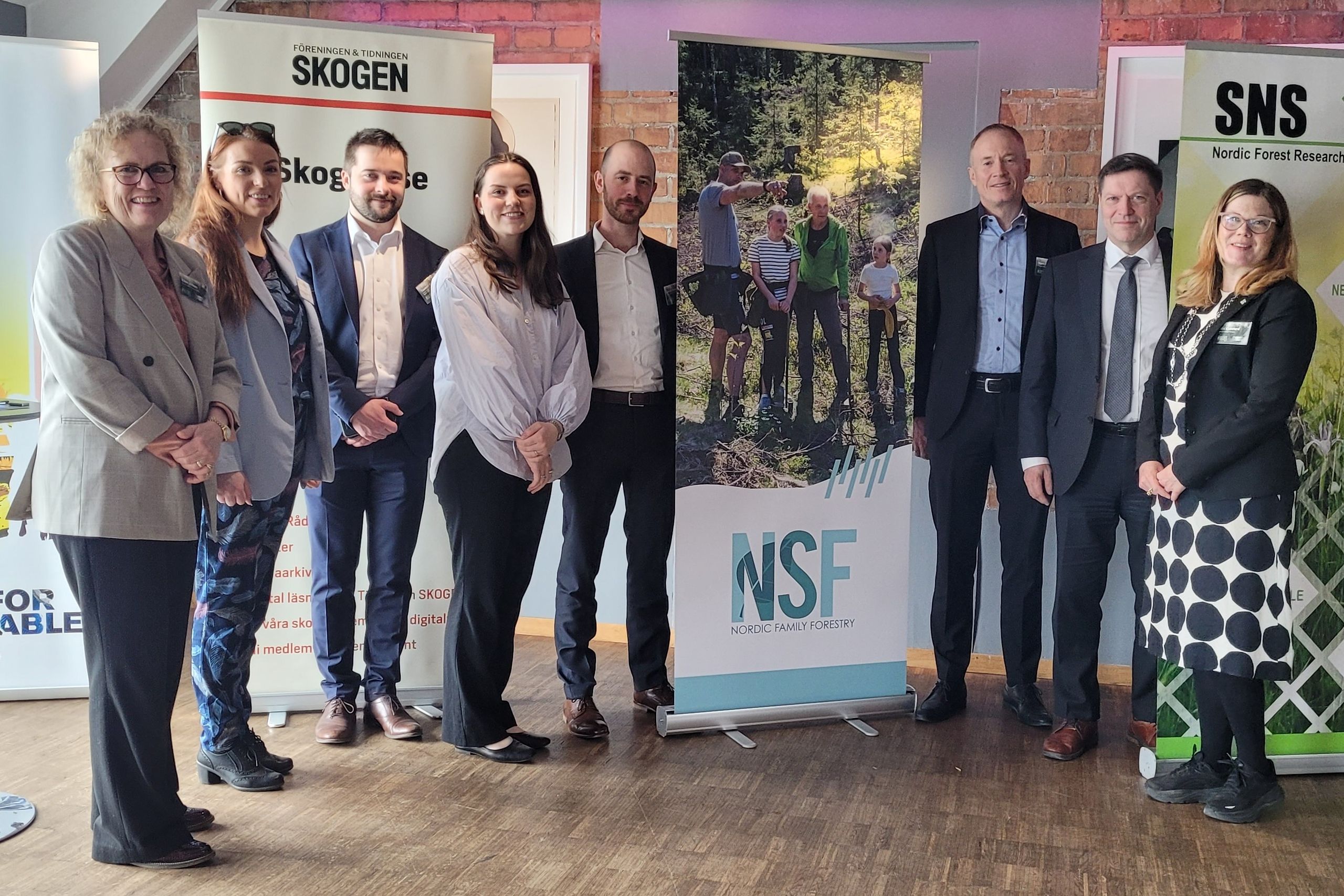 Fra venstre: Ellen Alfsen i Skogeierforbundet, Solrun Thordadottir i Bondi, Tuomas Kuittineni i MTK, Ingeborg Ohren Nordraak i Skogeierforbundet, Daniel Komlos, Brusselrepresentant for NSF, Bjørn Håvard Evjen i Skogeierforbundet, Jyrki Wallin i MTK og Mia Crawford i LRF Skogsägarna.