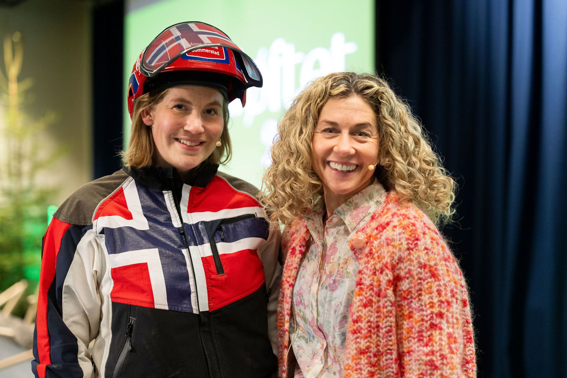 Verdensmester i trefelling, Anne-Helene Sommerstad Bruserud. Sammen med konferansier Cecilie Skog. Foto: Espen Solli