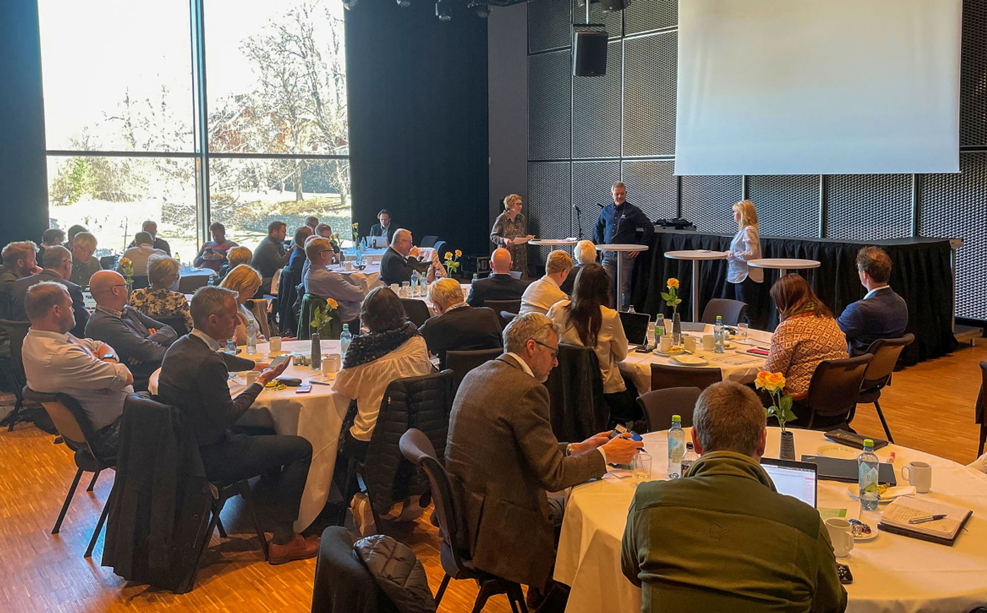 Det var mange som hadde møtt opp for å lære mer om tømmerstokkens rolle. Her er ordfører Kari Anne Sand i prat med representanter fra Moelven og Splitcon.