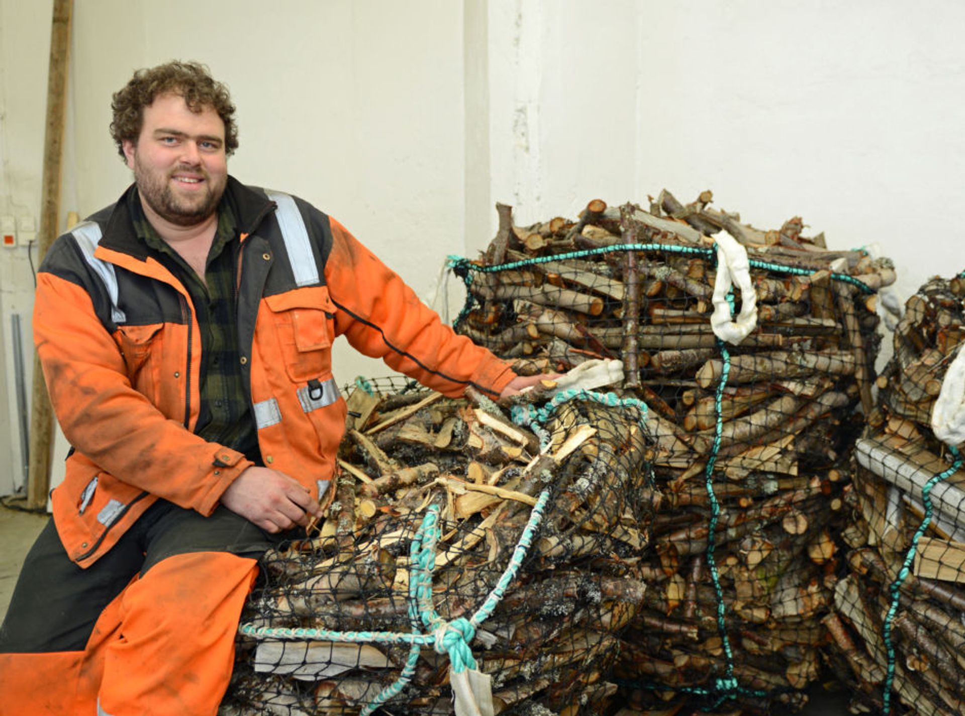 Veden Martin fyrer med i vinter har han fått ved å rydde jordekanter og veier på egen grunn. Gjennom egen innsats får han råstoffet nærmest "gratis" - om man ser bort fra jobben, naturligvis.