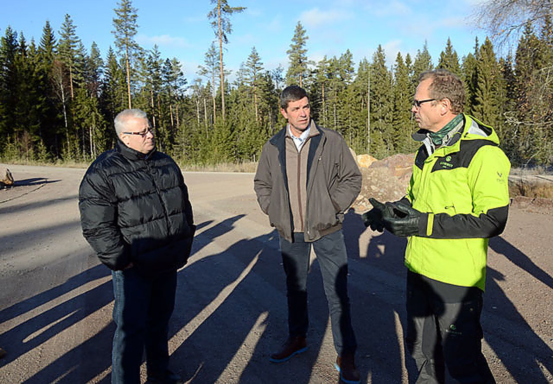 Gunnar Gundersen (midten) og Per Skaare (t.h.) forklarer Bård Hoksrud hvor viktig et godt utbygd skogsbilveinett er for tømmerdriften i Norge. Her fra Kynndalsvegene på Finnskog Åsnes.