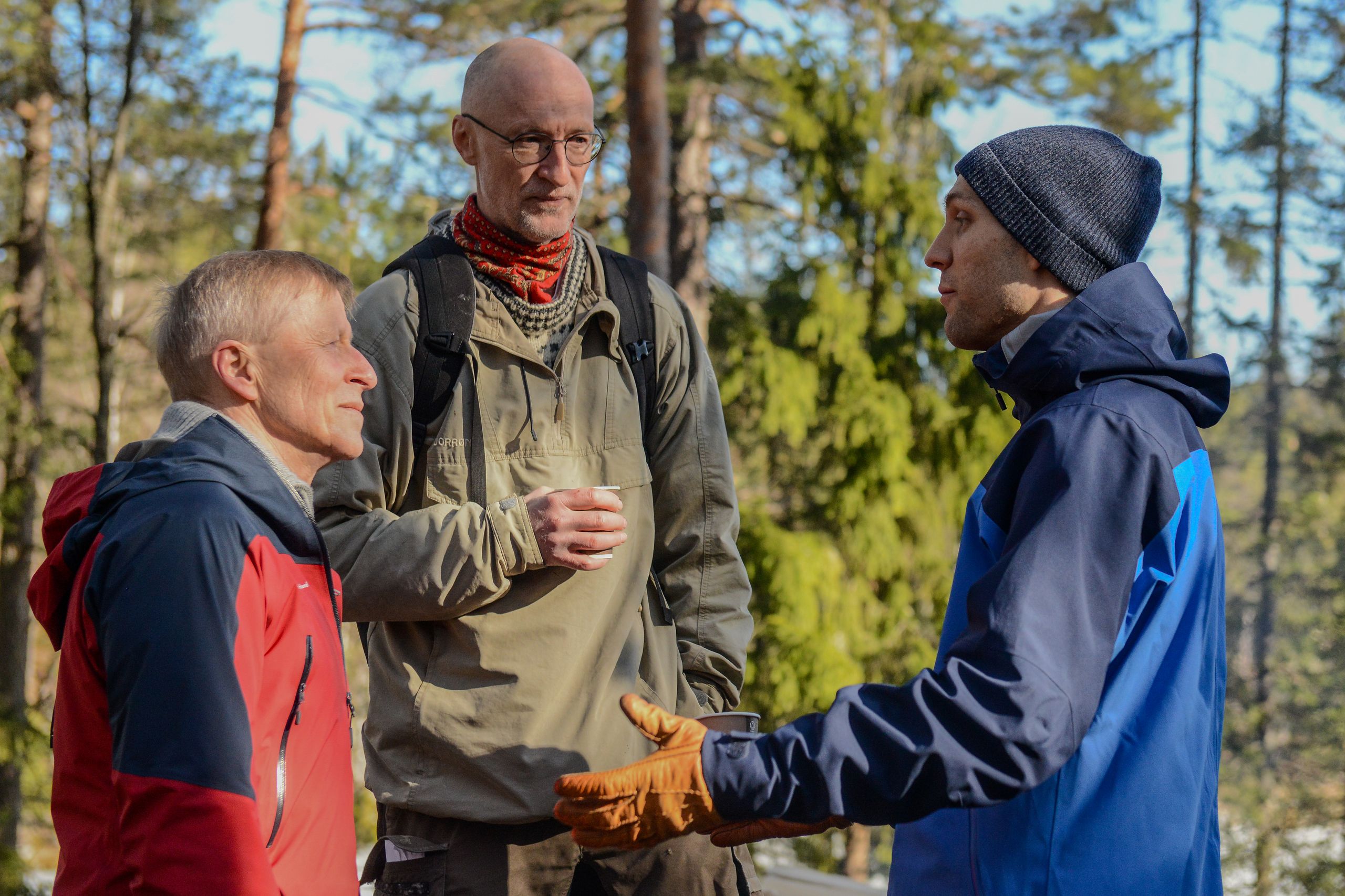 Administrerende direktør i Norges Skogeierforbund, Per Skorge (t.v) i samtale med klima- og miljøminister Andreas Bjelland Eriksen (t.h) og Jon Bjartnes fra WWF.