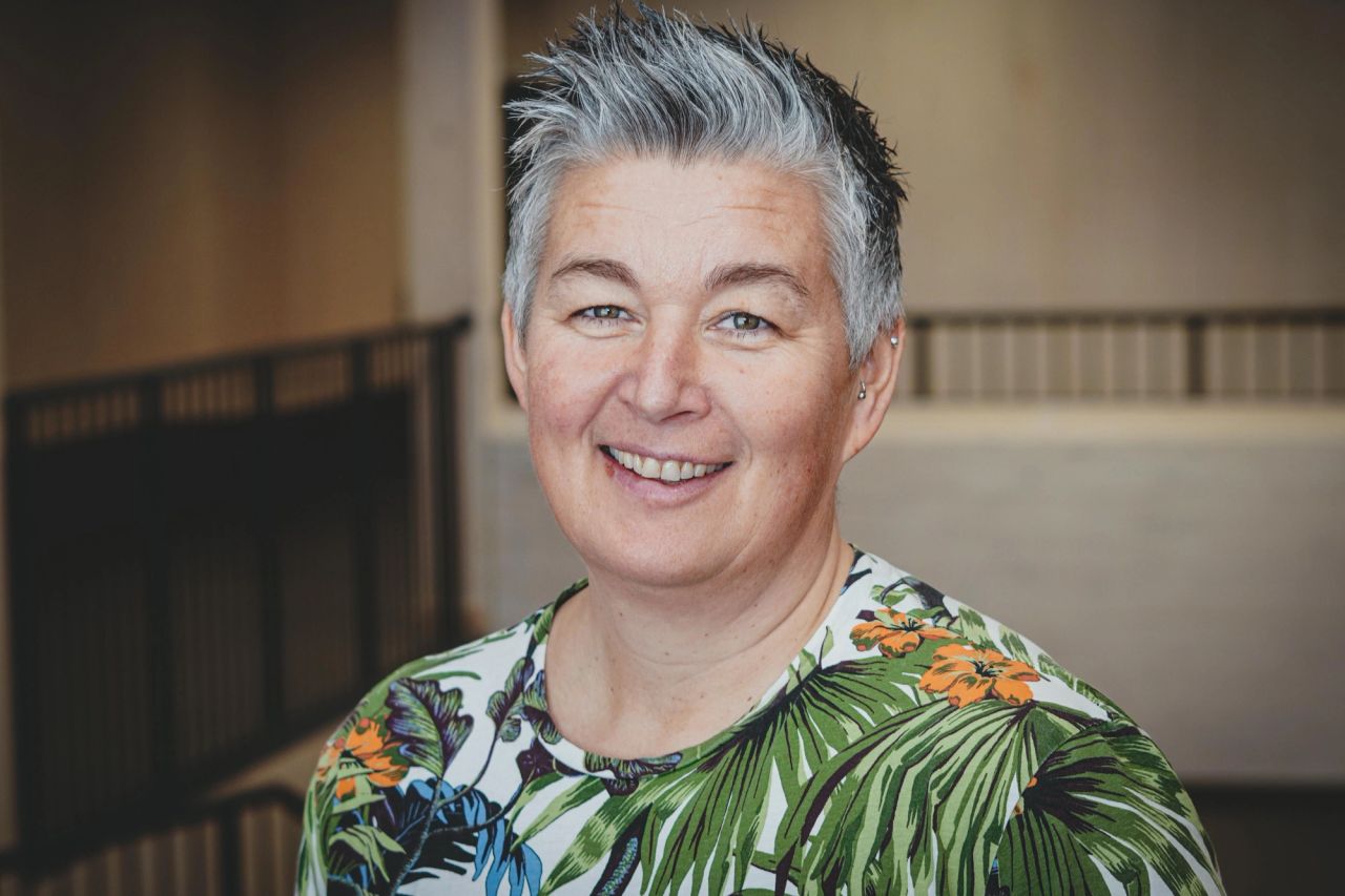 Rektor Monica Bekkelien ved Ydalir skole fotografert inne på skolen.