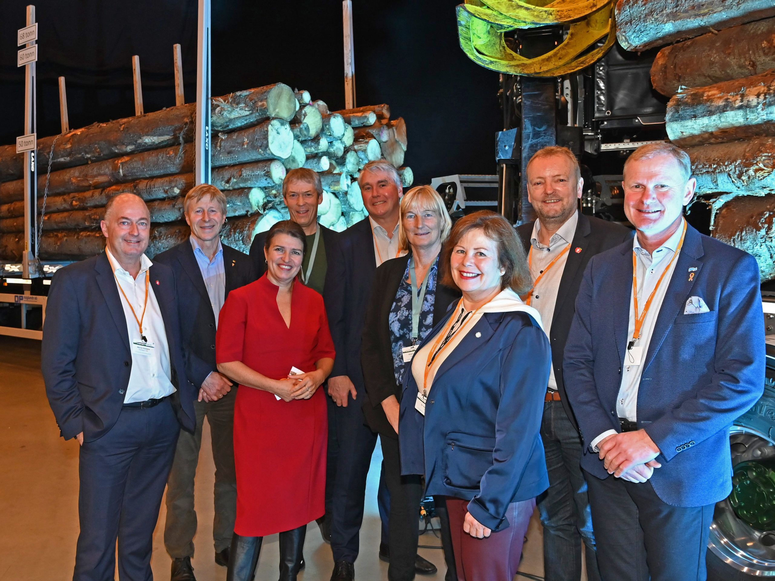 Representanter fra transport- og kommunikasjonskomiteen på Stortinget fikk innspill fra Skogeierforbundet under konferansen Transport & Logistikk. Fra venstre: Morten Stordalen (Frp), Per Skorge (Skogeierforbundet), Liv Kari Eskeland (H), Dag Skjølaas (Skogeierforbundet), Trond Helleland (H), Kirsti Leirtrø (A), Siv Mossleth (Sp), Terje Halleland (Frp) og Erlend Larsen (H).