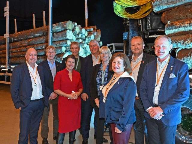 Representanter fra transport- og kommunikasjonskomiteen på Stortinget fikk innspill fra Skogeierforbundet under konferansen Transport & Logistikk. Fra venstre: Morten Stordalen (Frp), Per Skorge (Skogeierforbundet), Liv Kari Eskeland (H), Dag Skjølaas (Skogeierforbundet), Trond Helleland (H), Kirsti Leirtrø (A), Siv Mossleth (Sp), Terje Halleland (Frp) og Erlend Larsen (H).