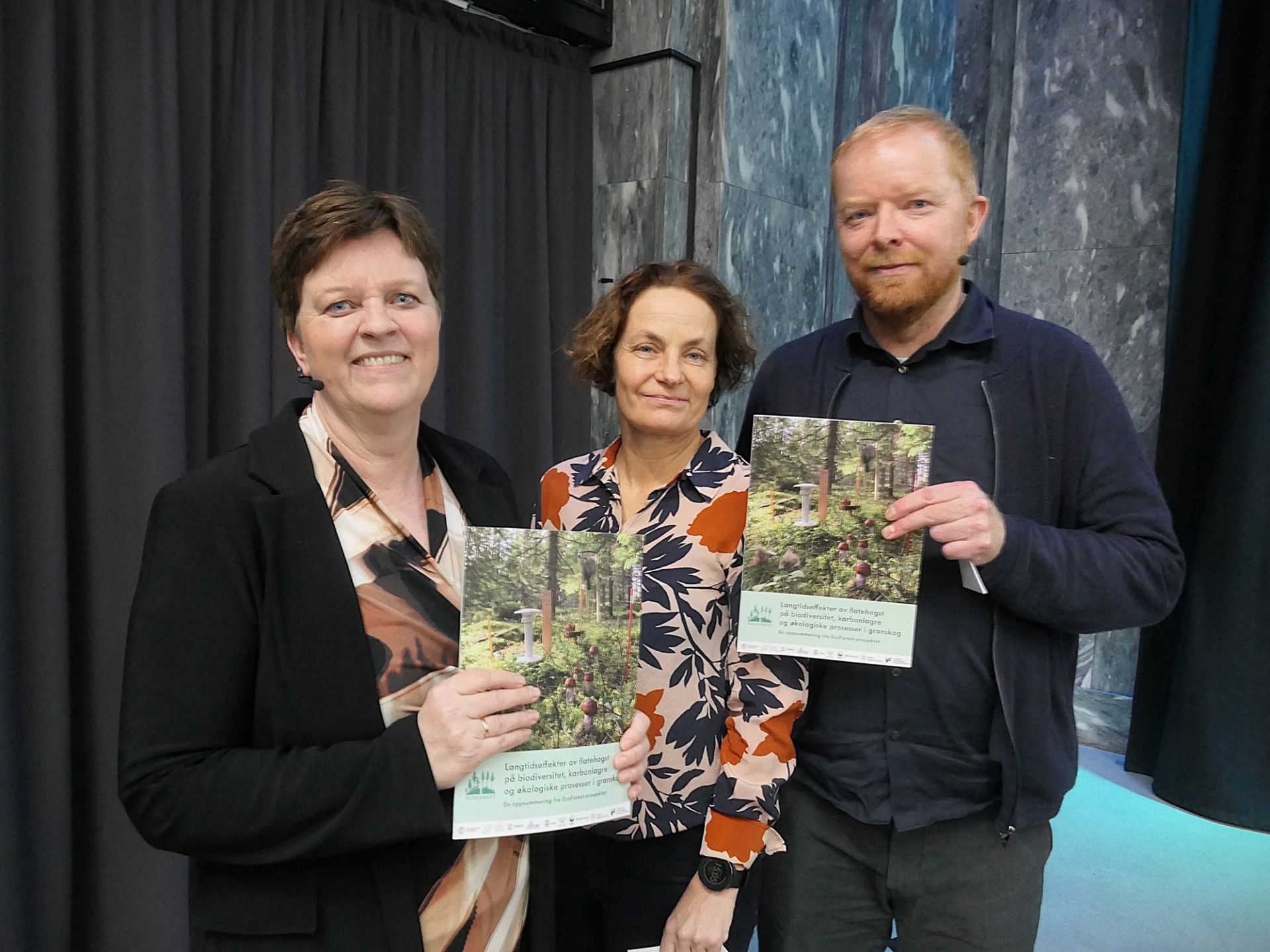 Her overleveres EcoForest-rapporten til administrerende direktør i Landbruksdepartemenet, Eli Reistad (t.v.). I midten står nestleder for prosjektet Line Nybakken og prosjektleder Håvard Kauserud. Foto: Roar Ree Kirkevold