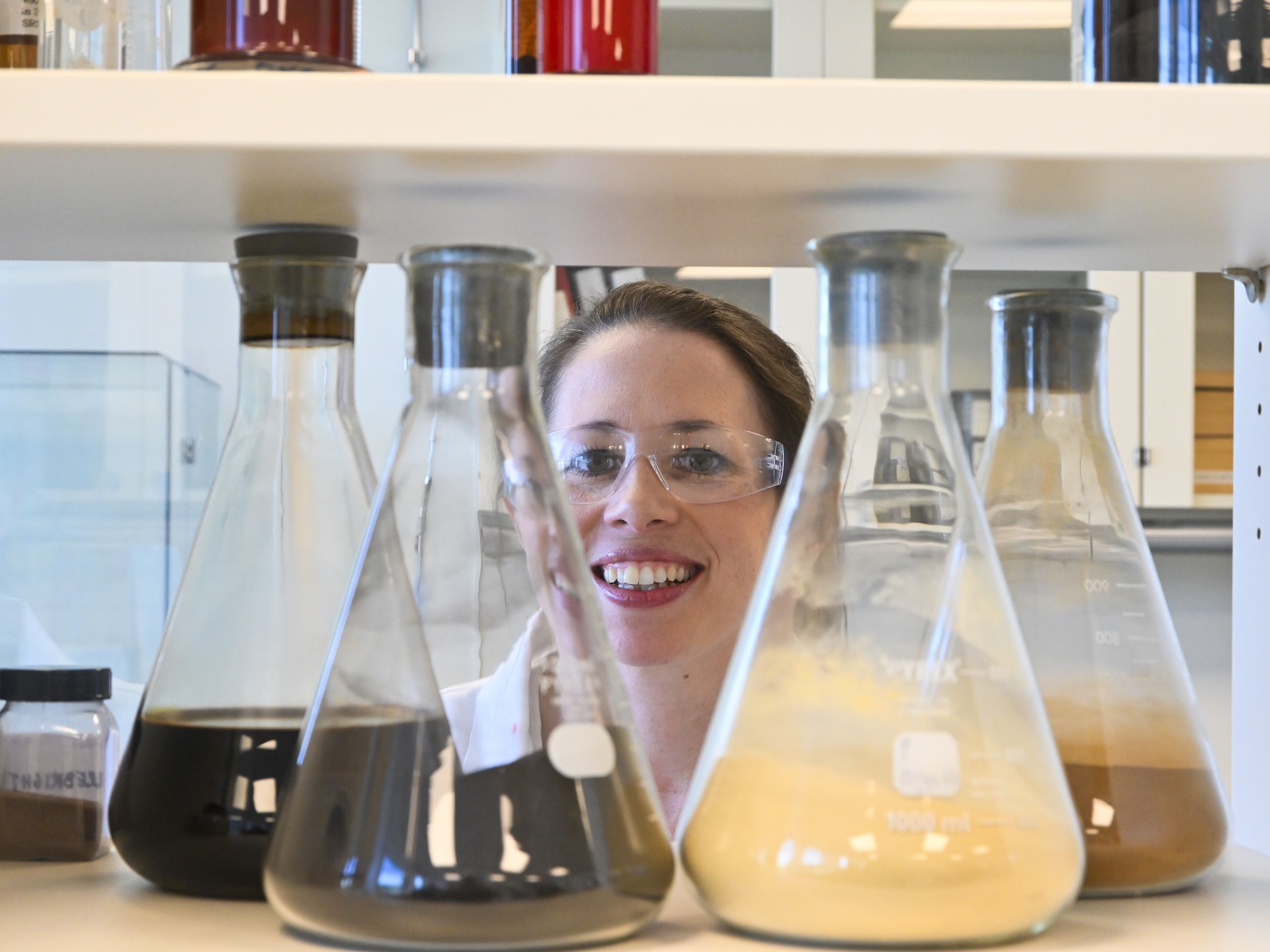 VANILIN: Vaniljesmak kan godt utvinnes fra grantømmer. Borregaard er ledende i verden på denne teknologien. Gruppeleder Anna Vøllo Kristiansen følger nøye med på væsker og glass i laboratoriet.